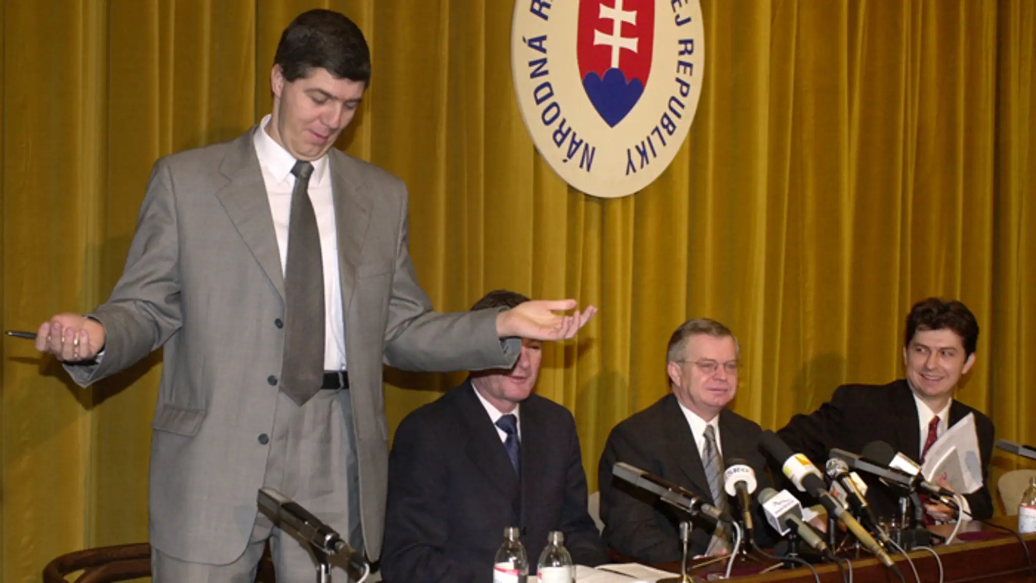 René Semanišin (na snímke vpravo) pôsobil ako hovorca predsedu NR SR Jozefa Migaša.