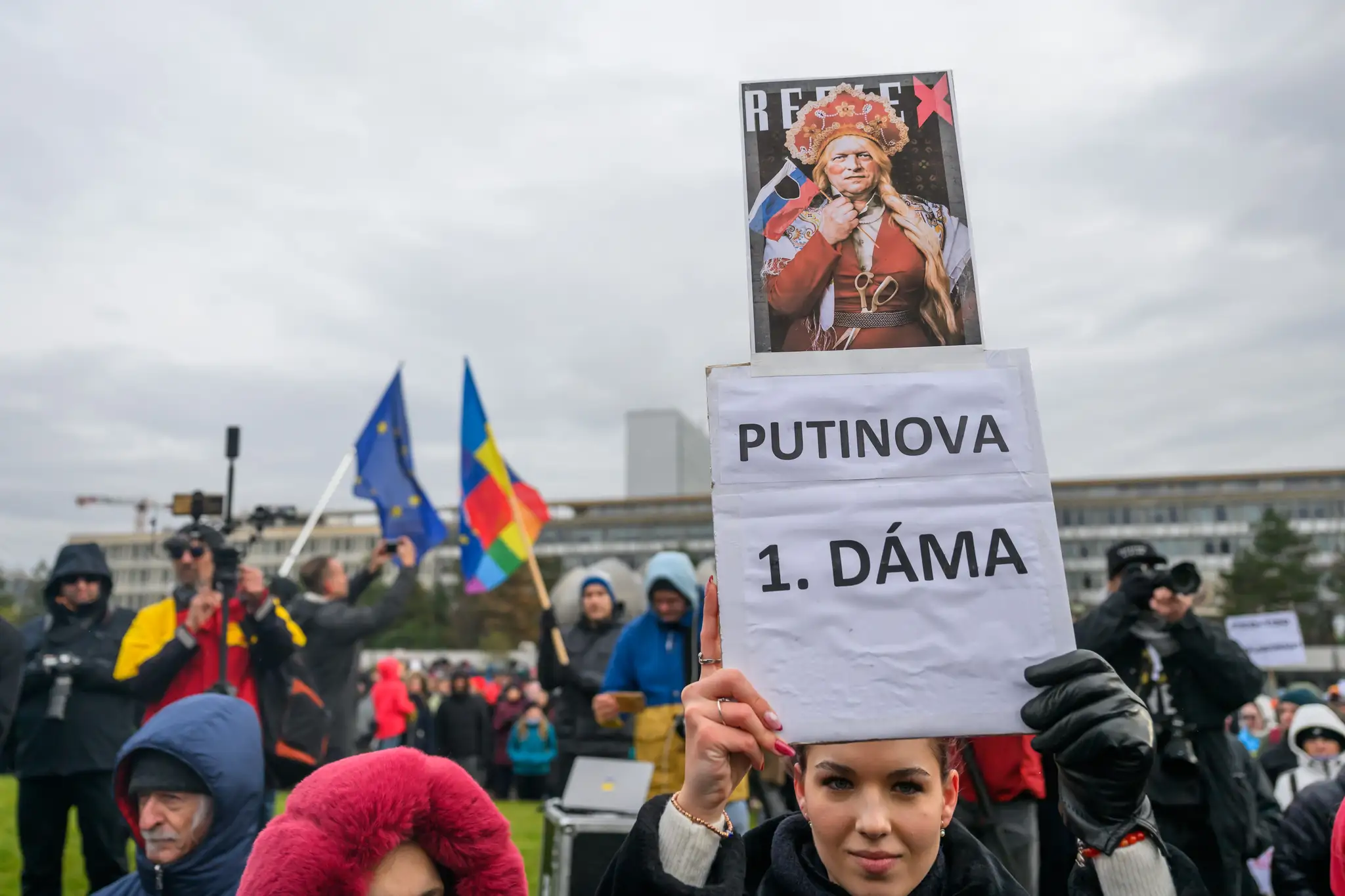 Protest proti nedeľnej (22. 12.) návšteve predsedu vlády SR Roberta Fica (Smer-SD) v Moskve na Námestí slobody v Bratislave v pondelok 23. decembra 2024.