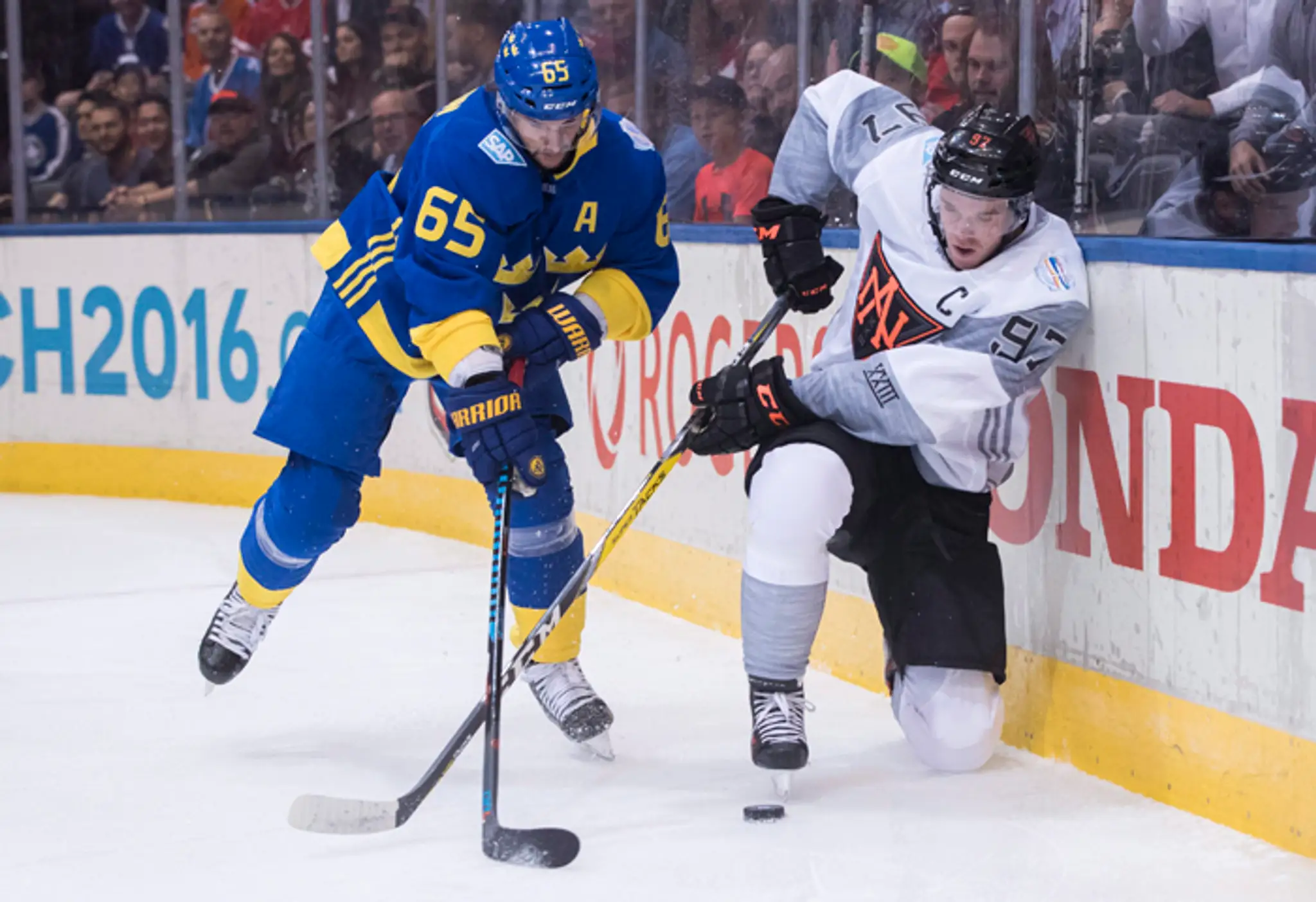 Connor McDavid (Tím Severná Amerika) a Erik Karlsson (Svédsko).