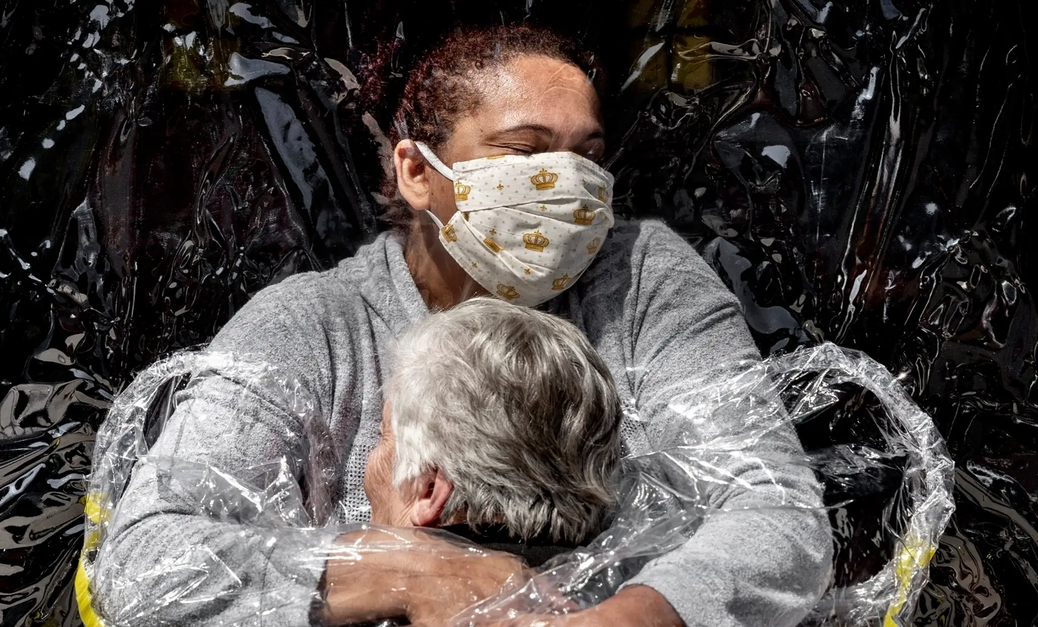 Fotografia s názvom Prvé objatie od dánskeho fotoreportéra Madsa Nissena vyhrala tohtoročnú prestížnu súťaž World Press Photo.