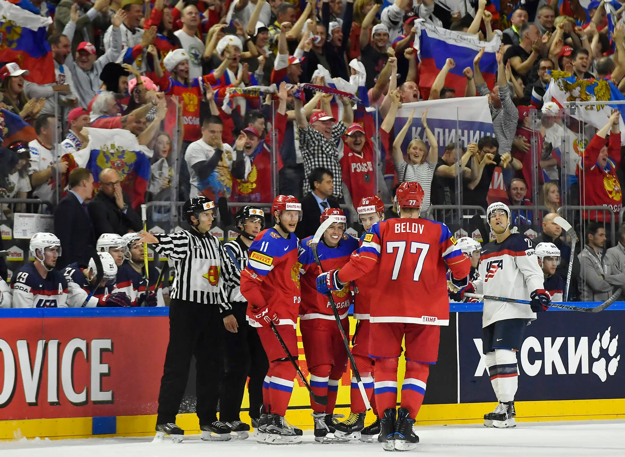 Nikita Gusev (v strede) sa s ruskými spoluhráčmi teší z gólu v dueli MS 2017 proti USA.
