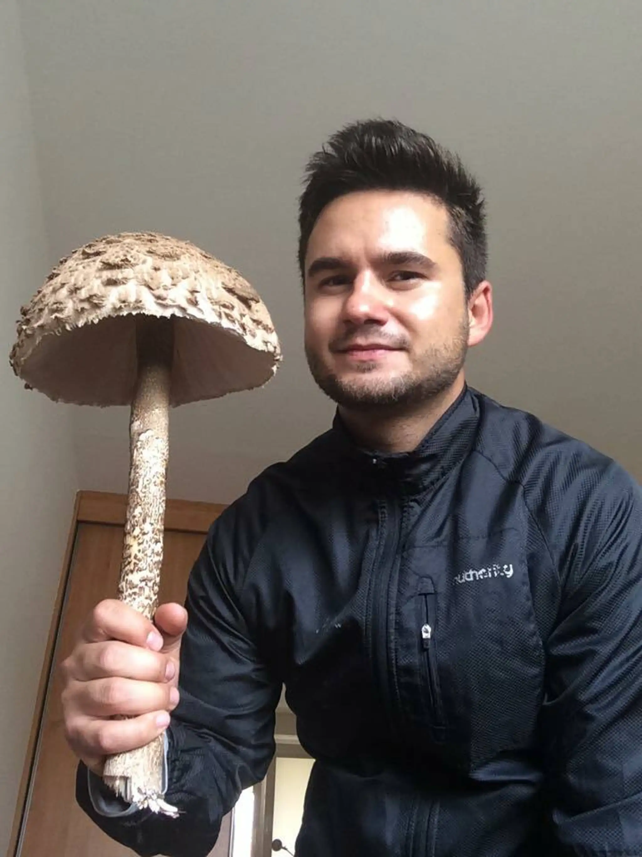 Matej z Bratislavy s obrovskou bedľou.
