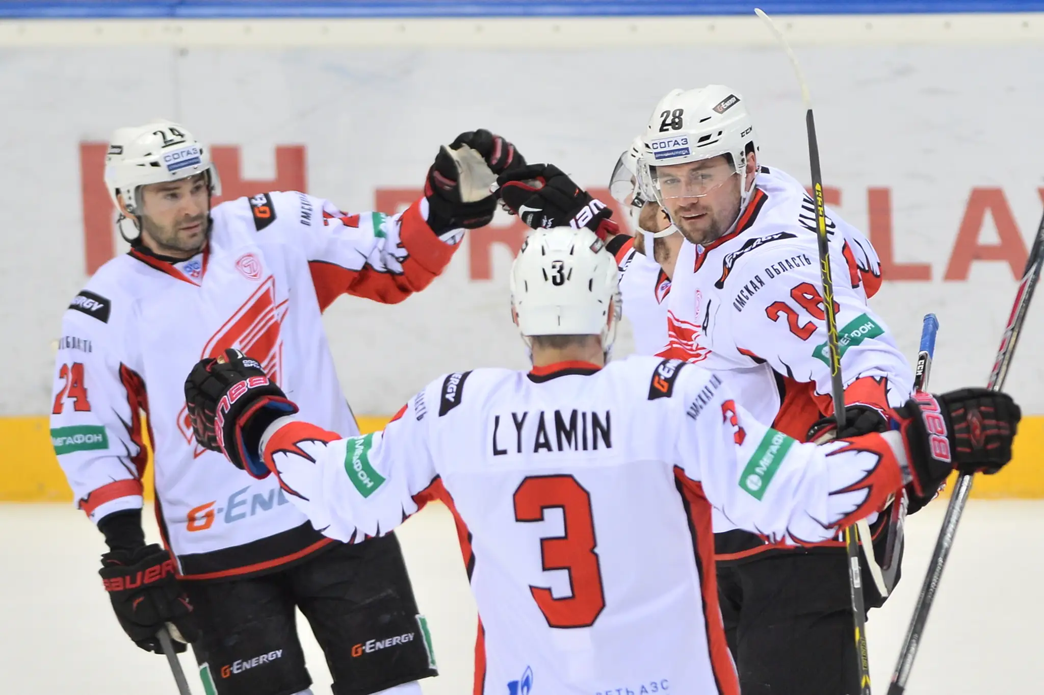 Zľava hráči Omska Alexander Popov, Kirill Ljamin a Denis Kuľaš.