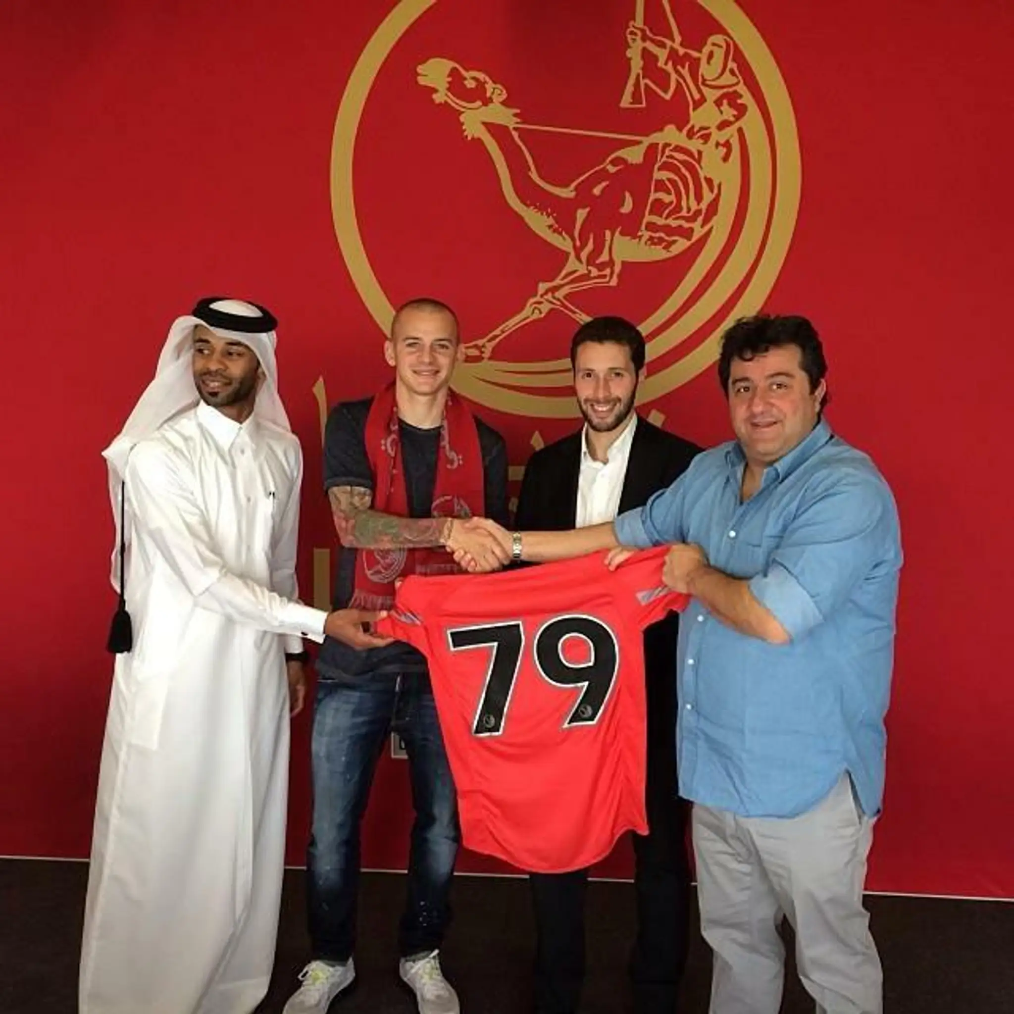 Vladimír Weiss ml. po podpise zmluvy s katarským Lekhwiya SC .