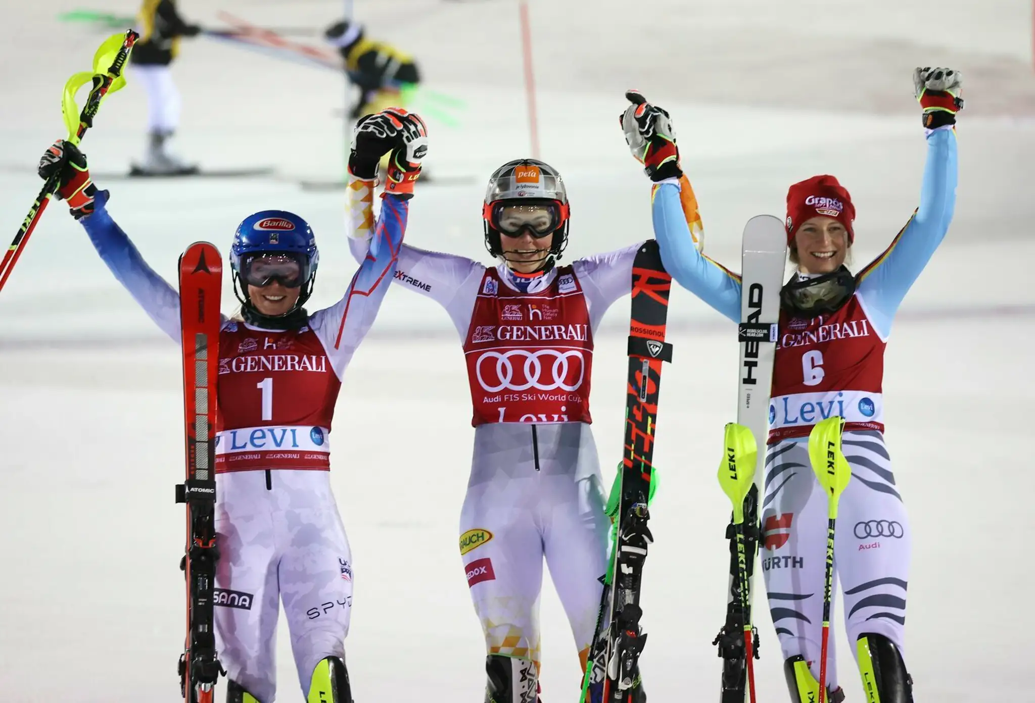 Alpská lyžiarka Petra Vlhová (uprostred) sa teší z triumfu v slalome Svetového pohára v Levi.