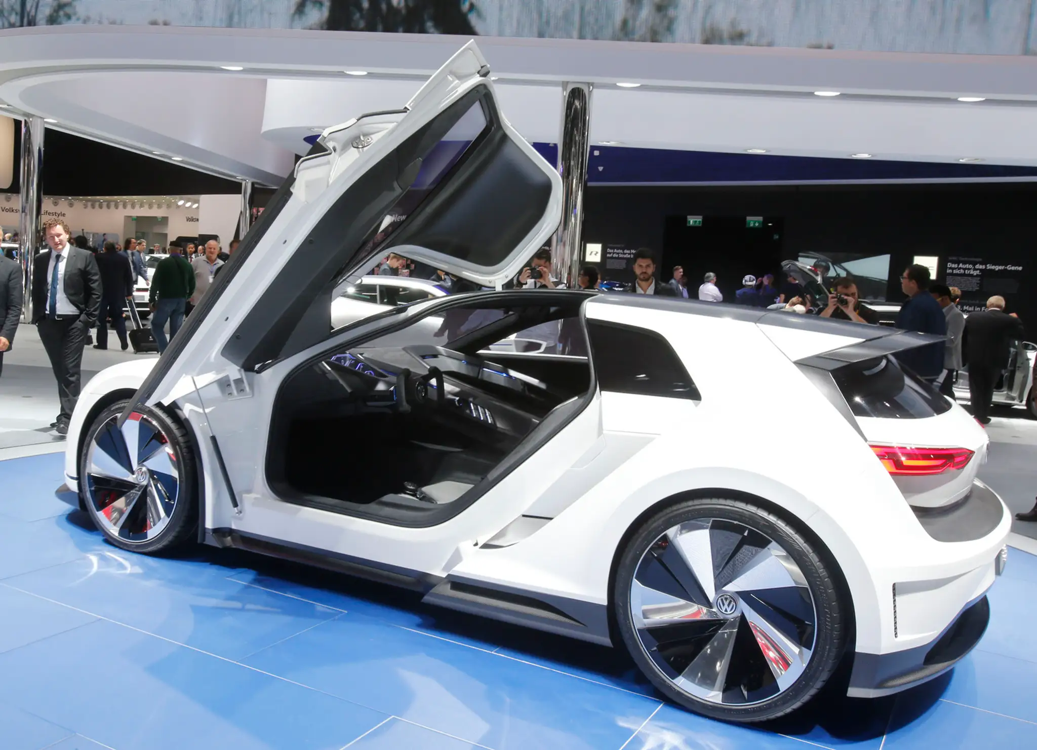 Na snímke koncept športového hybridného auta VW Golf GTE