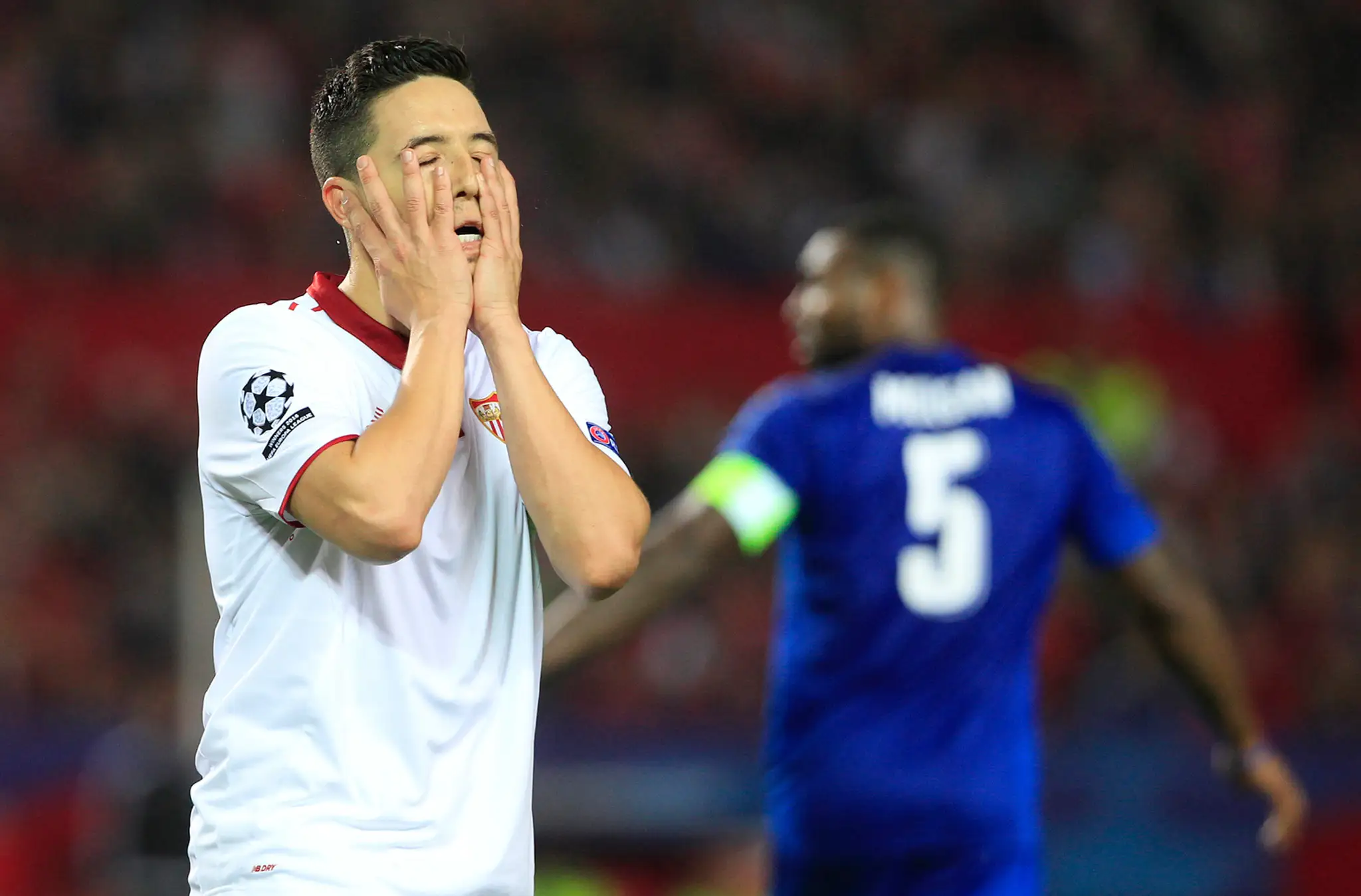 Záložník Seville Samir Nasri sa chytá za hlavu v osemfinále LM proti Leicestru.