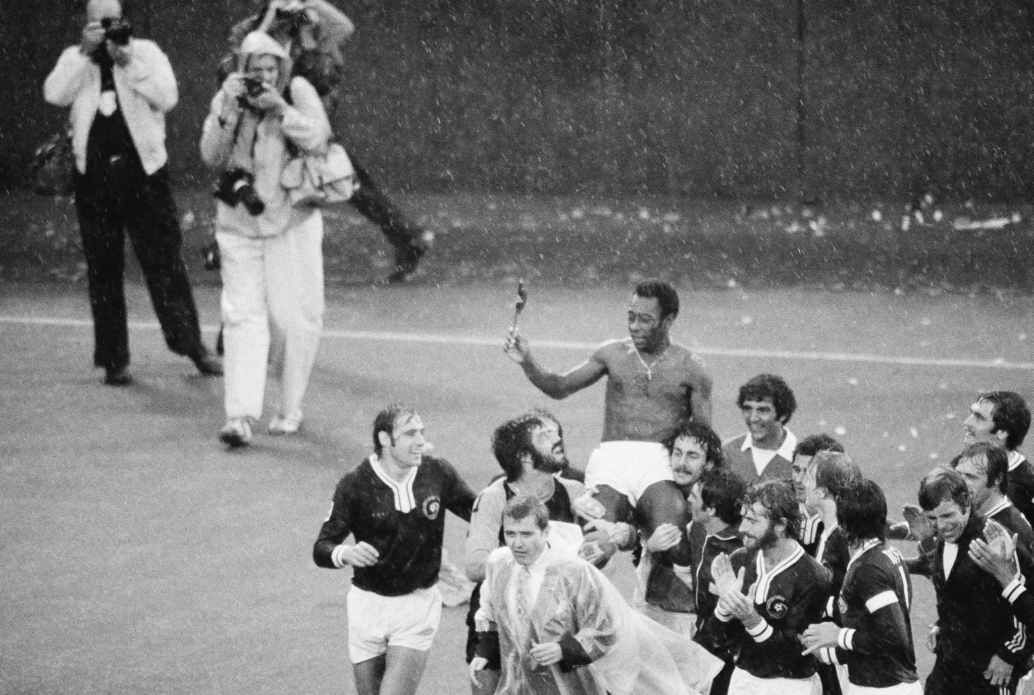 Pelé na archívnej snímke z roku 1977 na rukách spoluhráčov z New York Cosmos. 