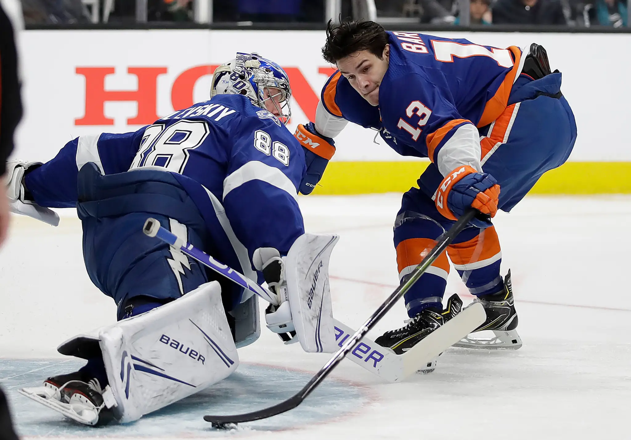 Sprava Mathew Barzal z NY Islanders a Andrej Vasilevski z Tampy v Súťaži zručností v rámci All star víkendu NHL.