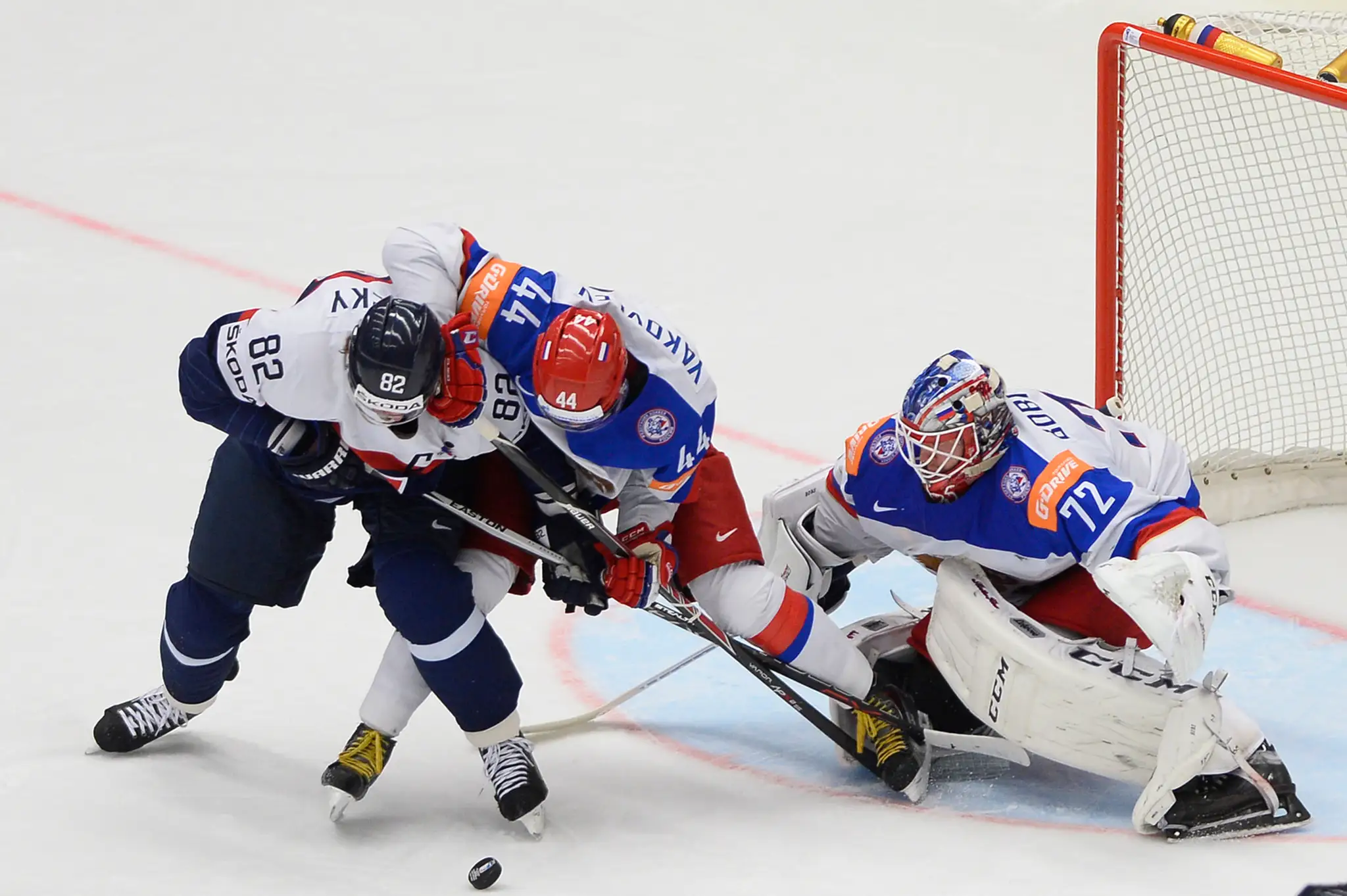 Zľava kapitán Tomáš Kopecký (Slovensko), Jegor Jakovlev a brankár Sergej Bobrovskij (obaja Rusko)