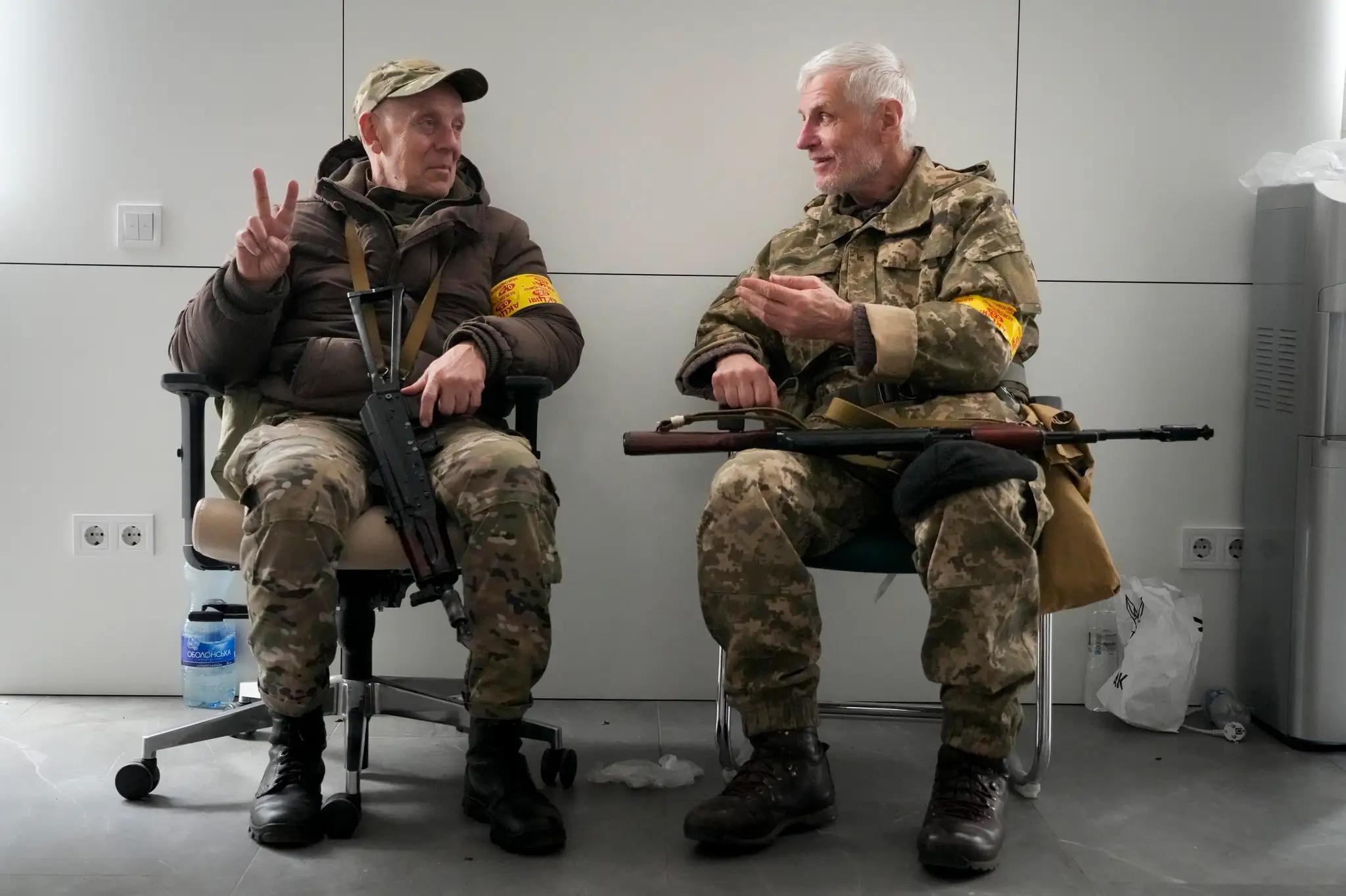Ukrajinskí príslušníci civilnej obrany so zbraňami.