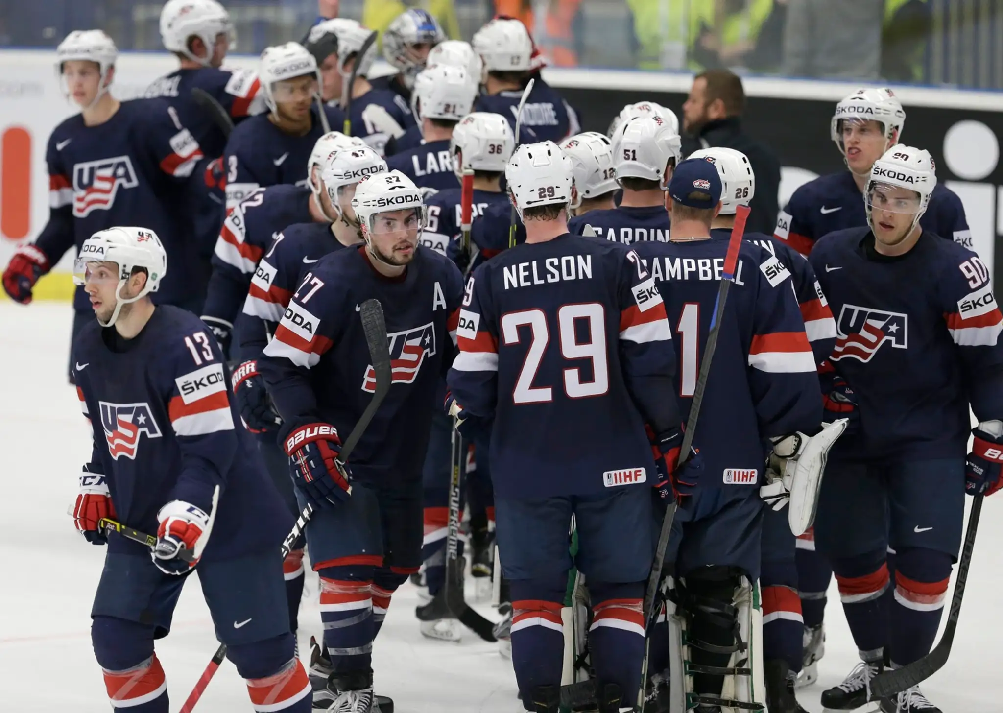 Na snímke hráči USA oslavujú víťazstvo 