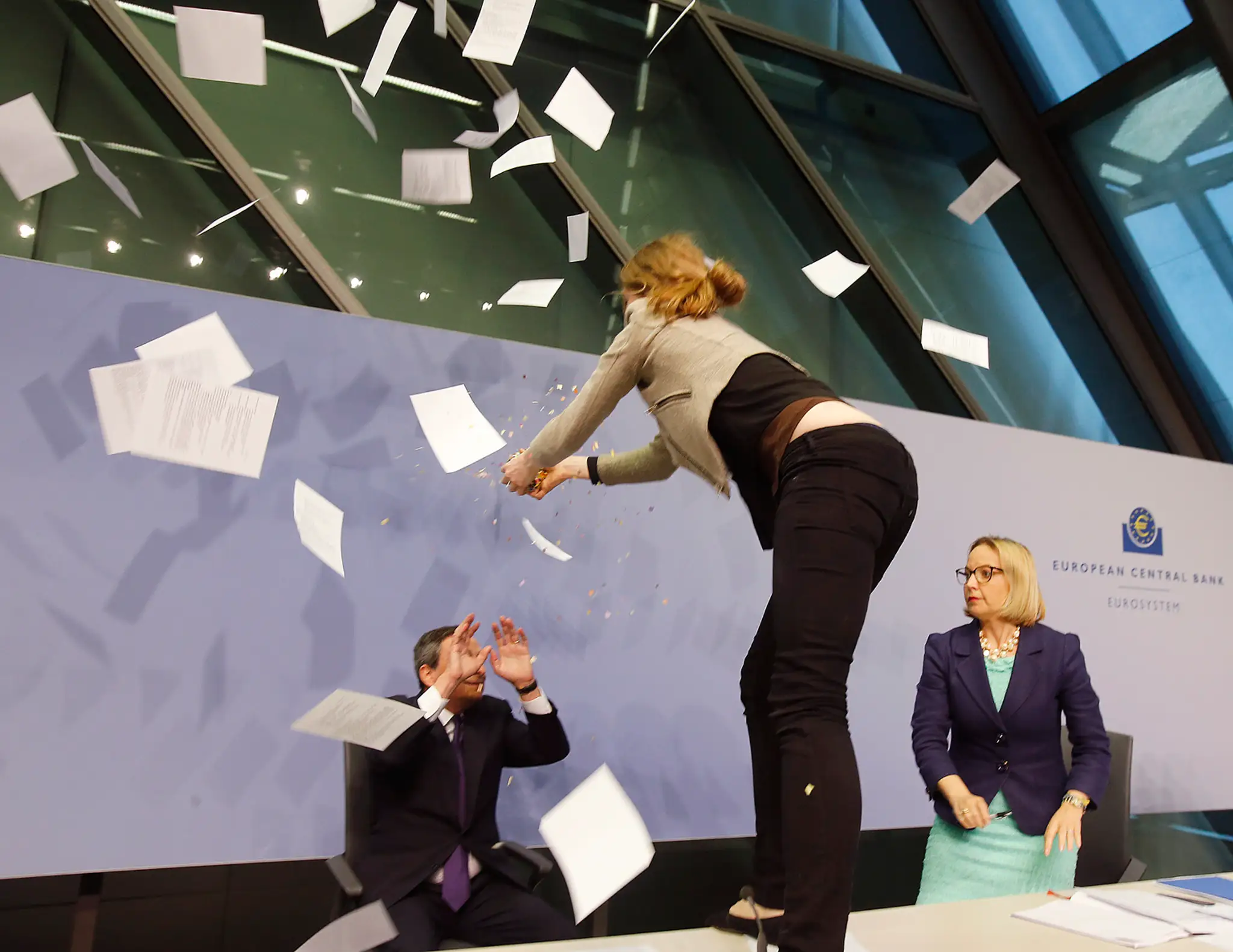 Na šéfa ECB zaútočila mladá žena