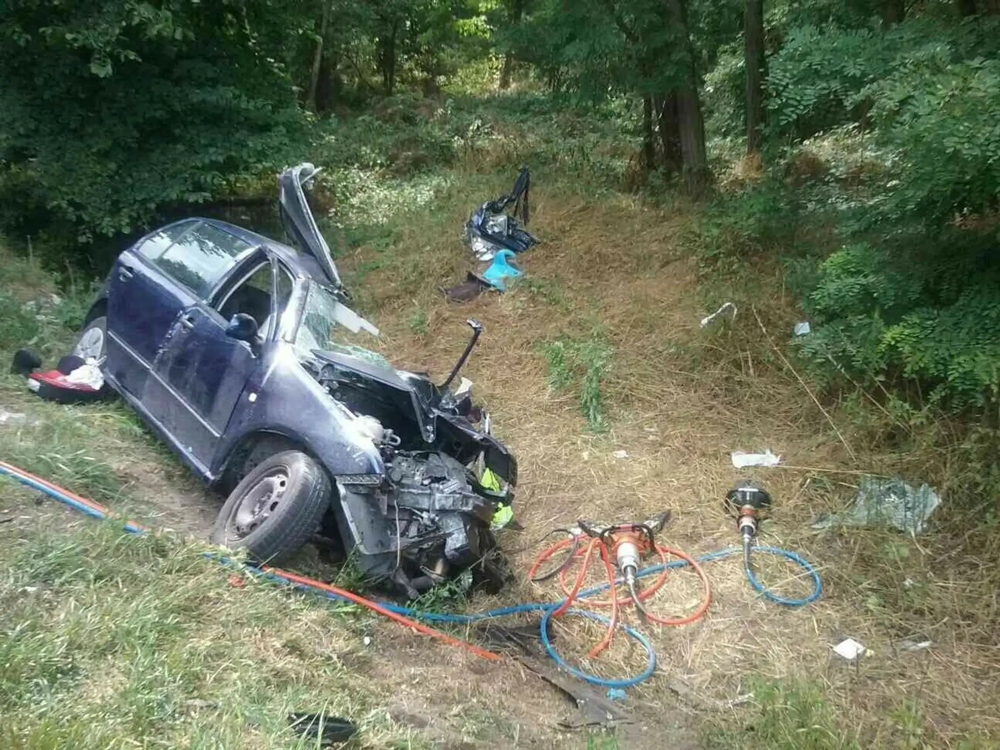 Zdemolované auto po zrážke s kamiónom