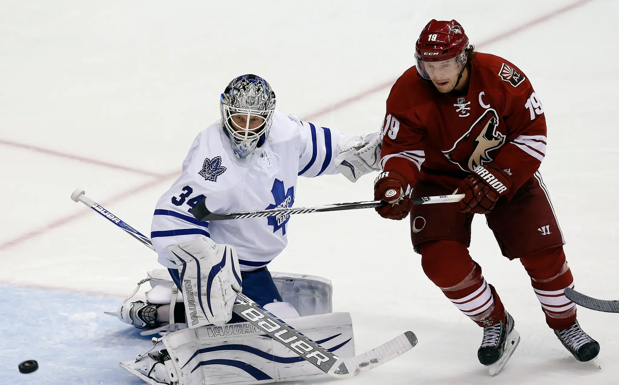Brankár Toronta James Riemer a hráč Coyotes Shane Doan.