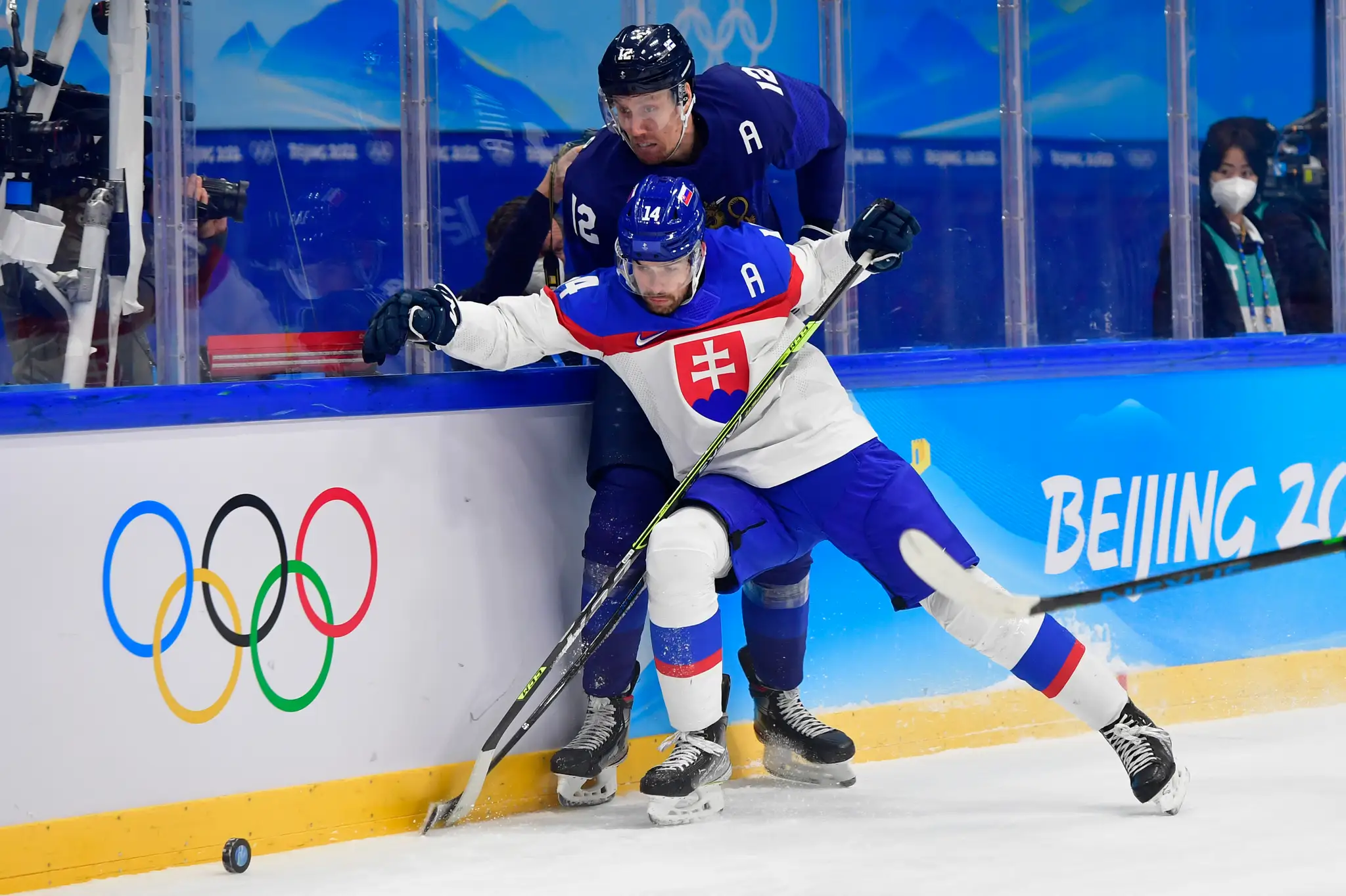 Zľava Peter Čerešňák a Fín Marko Anttila v semifinále ZOH 2022.