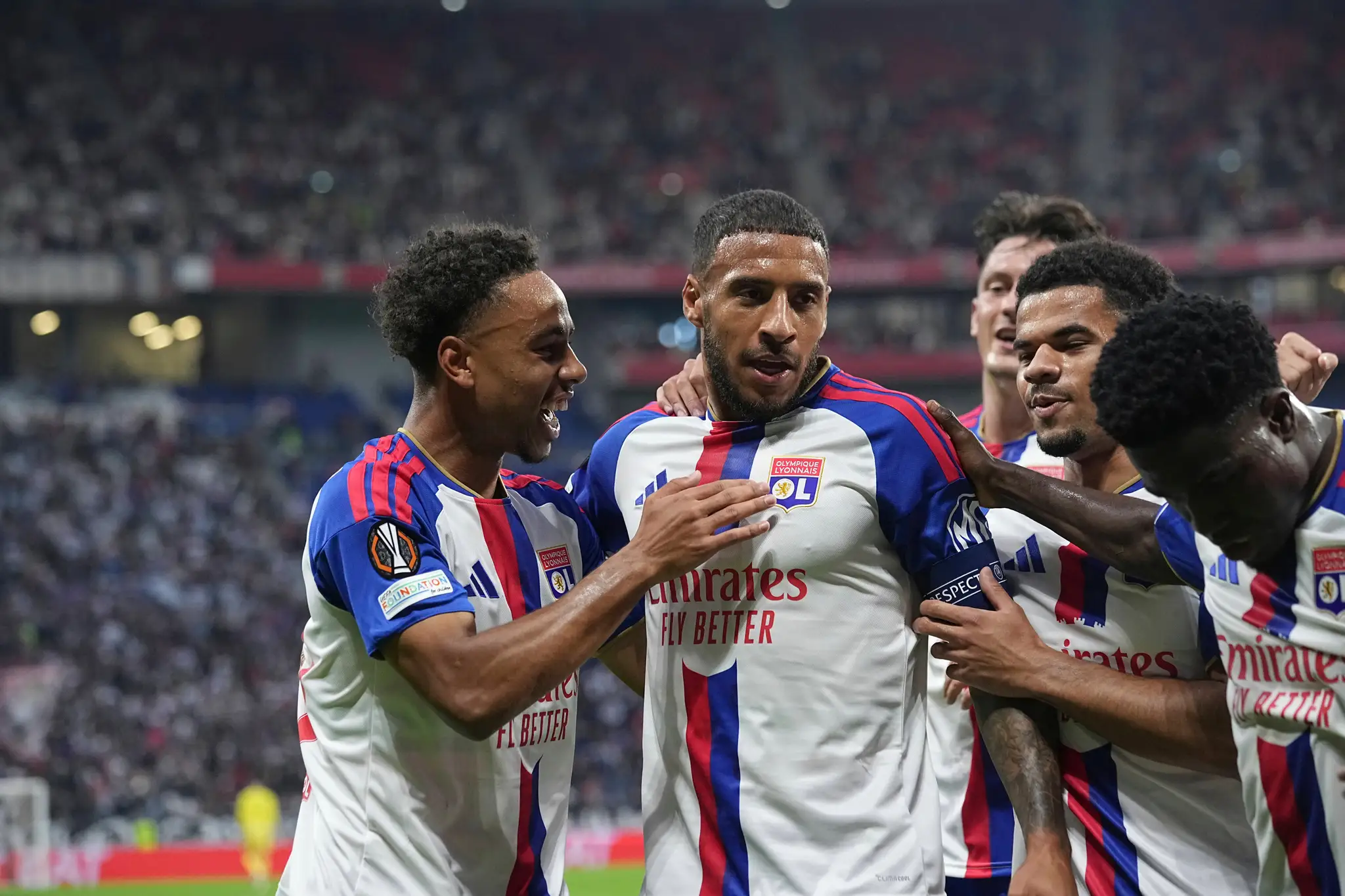 Hráč Lyonu Corentin Tolisso (druhý zľava) oslavuje so spoluhráčmi.
