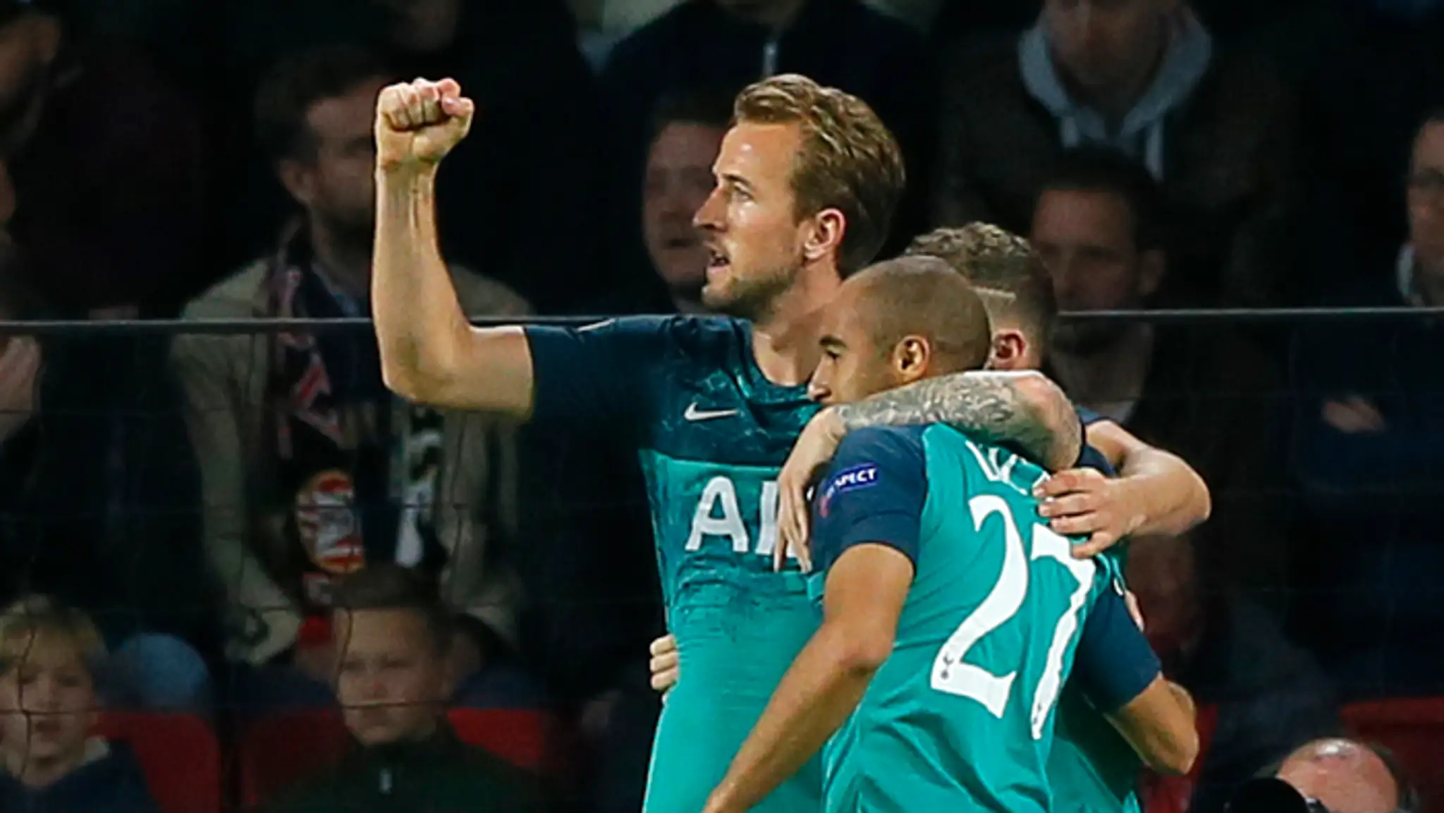 Hráč Tottenhamu Harry Kane oslavuje so spoluhráčmi druhý gól v zápase LM  proti PSV Eindhoven.