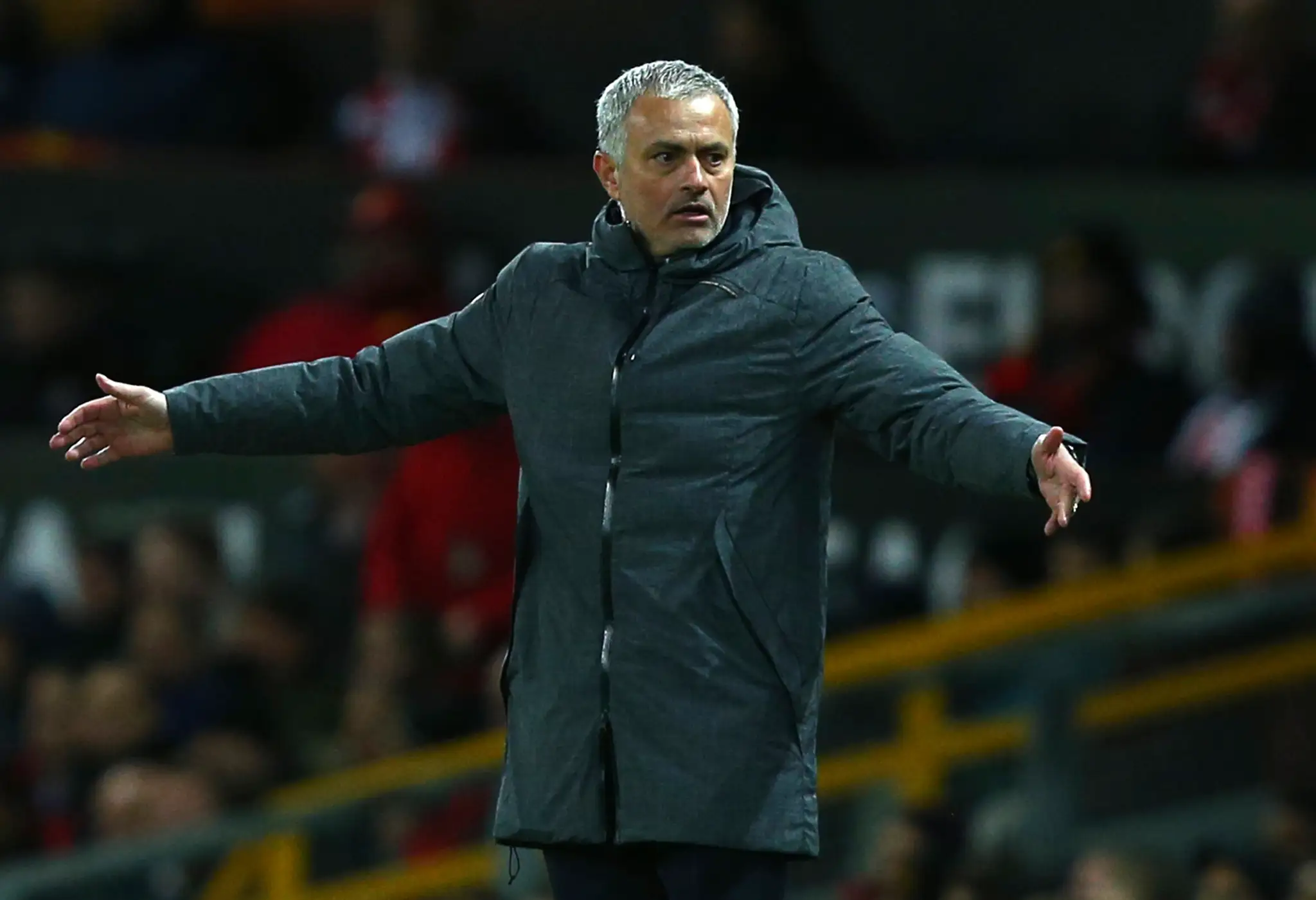 Kouč ManUtd José Mourinho dáva pokyny počas odvety osemfinále EL proti Rostovu. 
