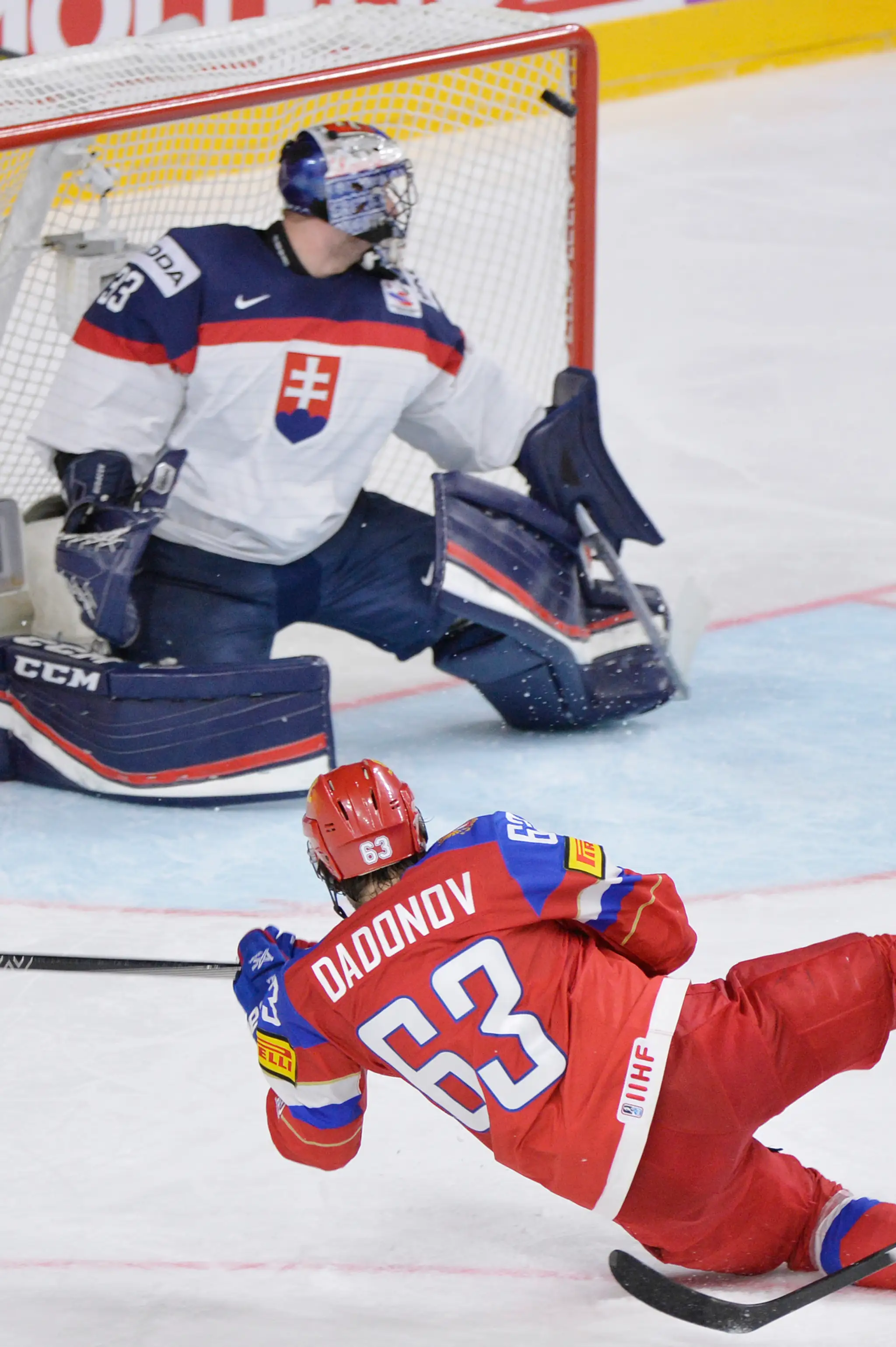 Rus Jevgenij Dadonov strieľa na bránku Slovenska v zápase MS 2017, v nej stojí Július Hudáček.