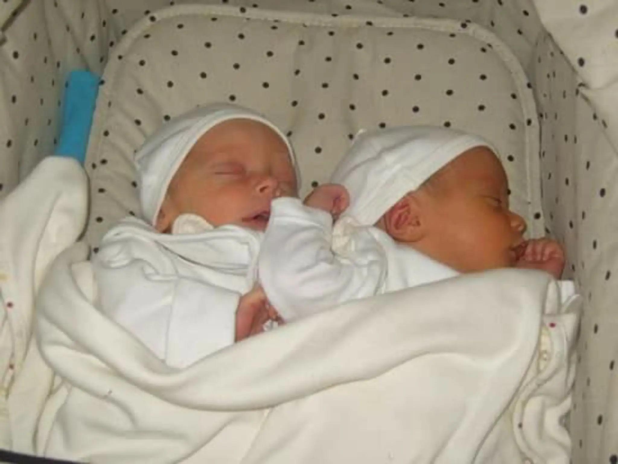 Riley a Bobby po narodení vyzerali rovnako.