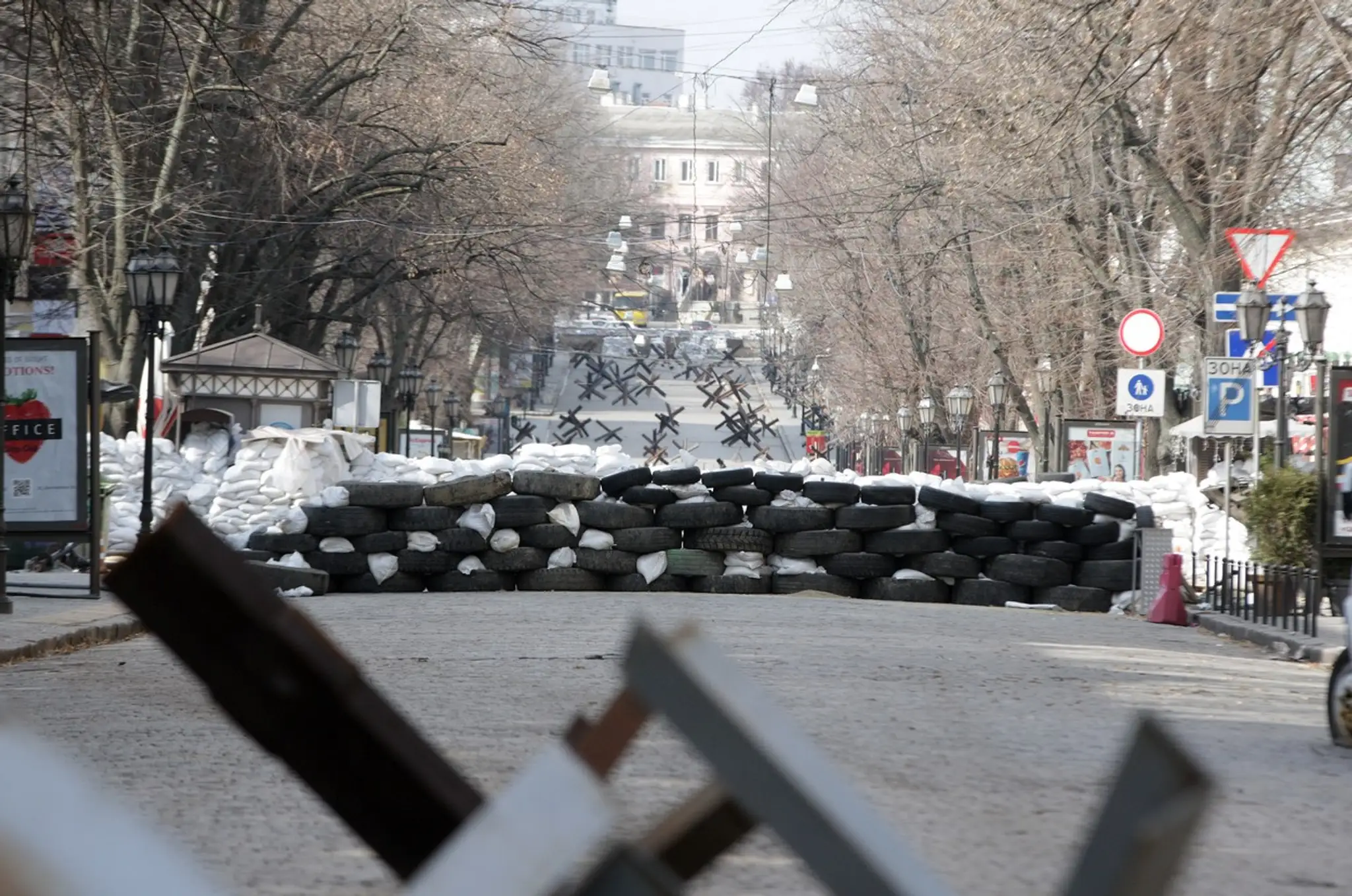Ukrajinská Odesa sa pripravuje na ruský útok. Centrum mesta zaplavili protitankové bariéry a vrecia s pieskom.
