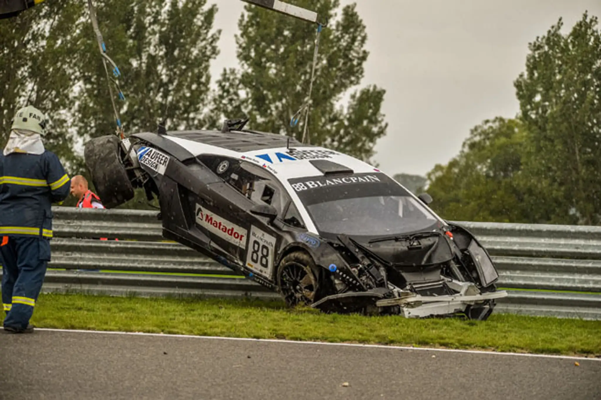 Ťažká havária slovenského pretekára Tomáša Engeho na Lamborghini v Orechovej Potôni.