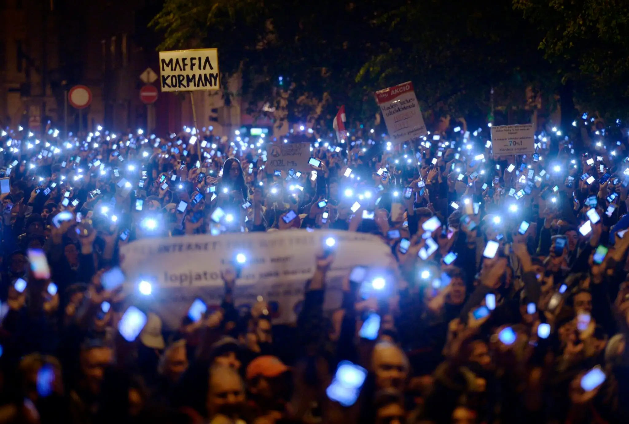 Desaťtisíce Maďarov protestovalo proti zavedeniu dane z internetu