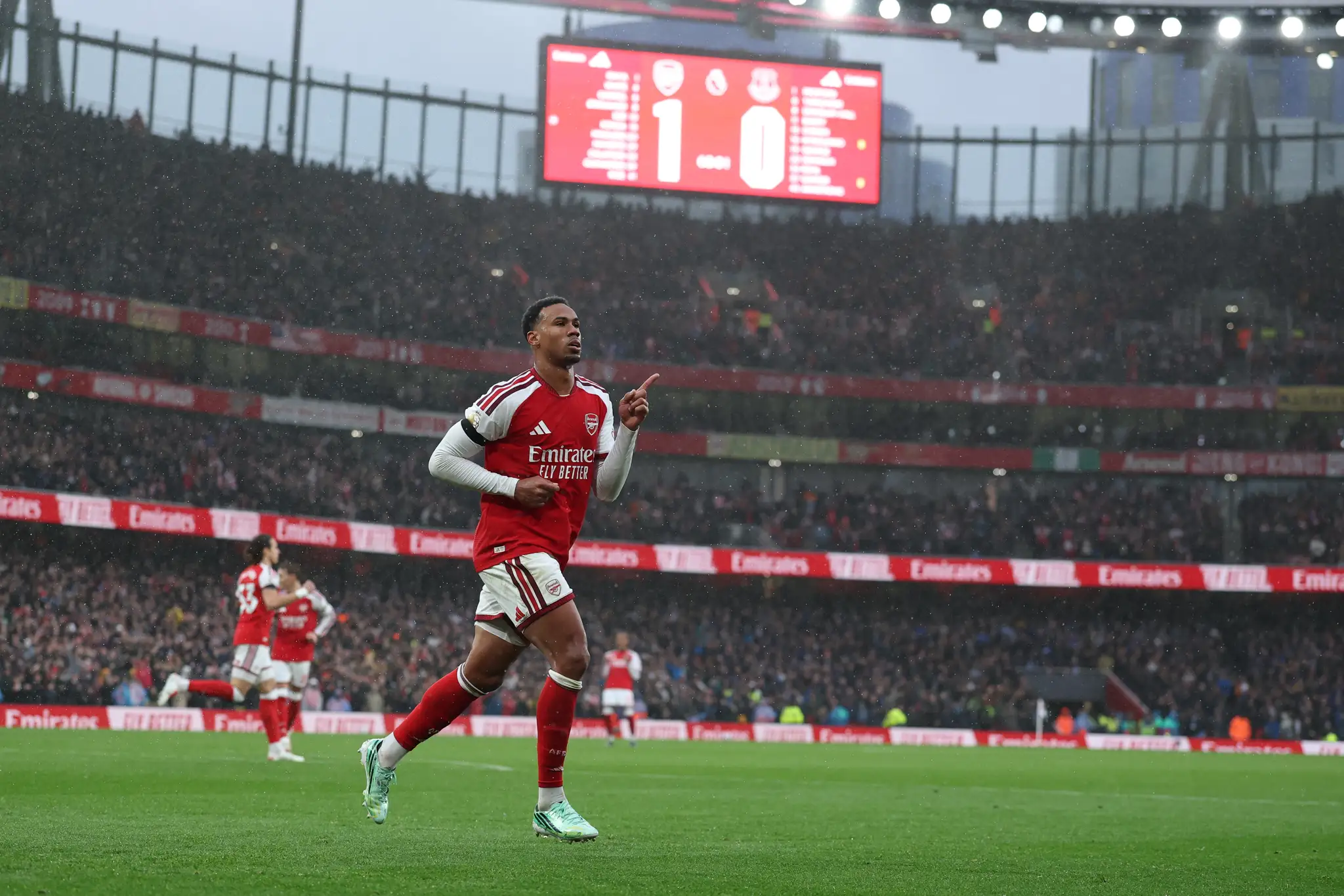 Hráč Arsenalu Gabriel oslavuje gól