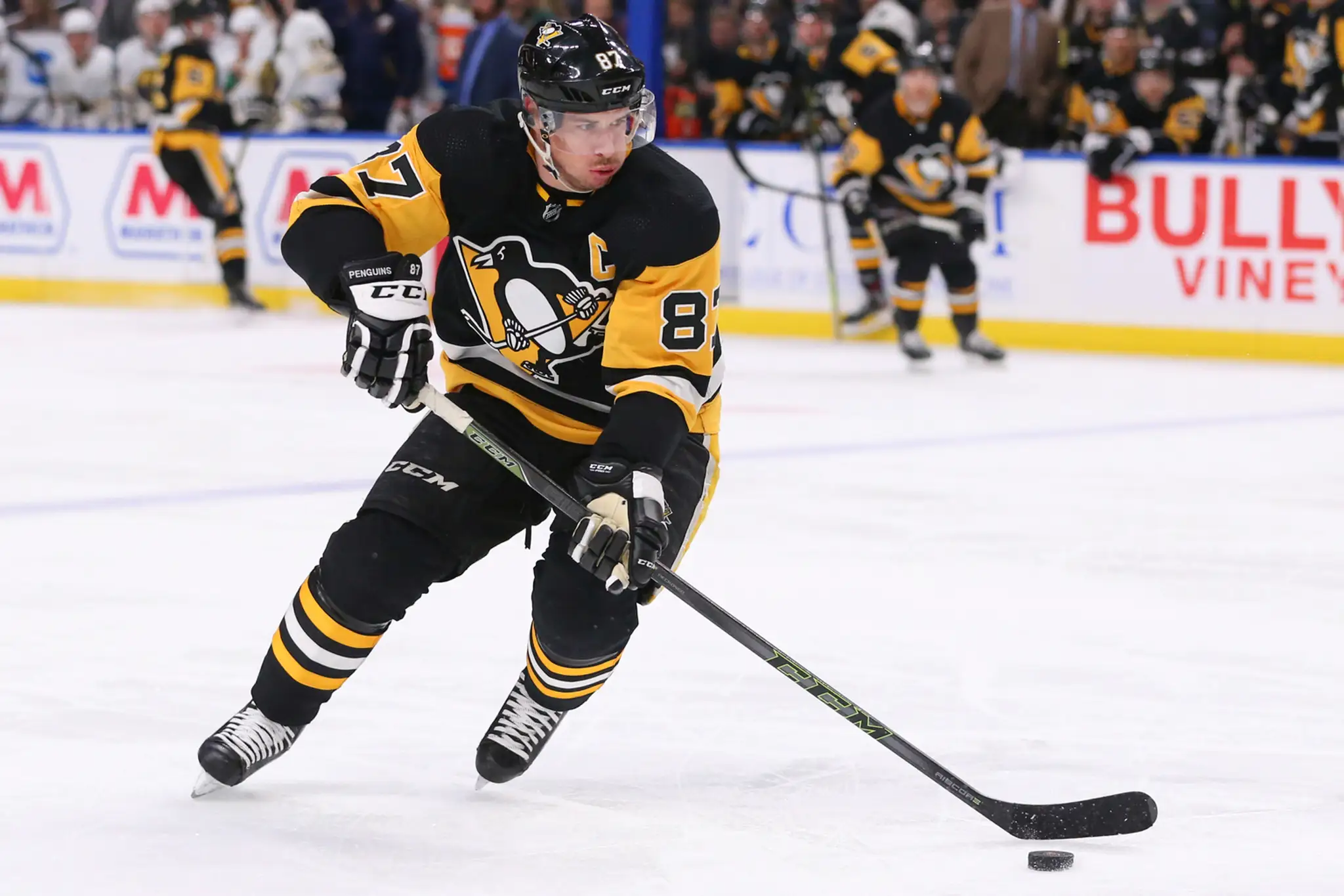 Sidney Crosby z Pittsburghu proti Buffalu.
