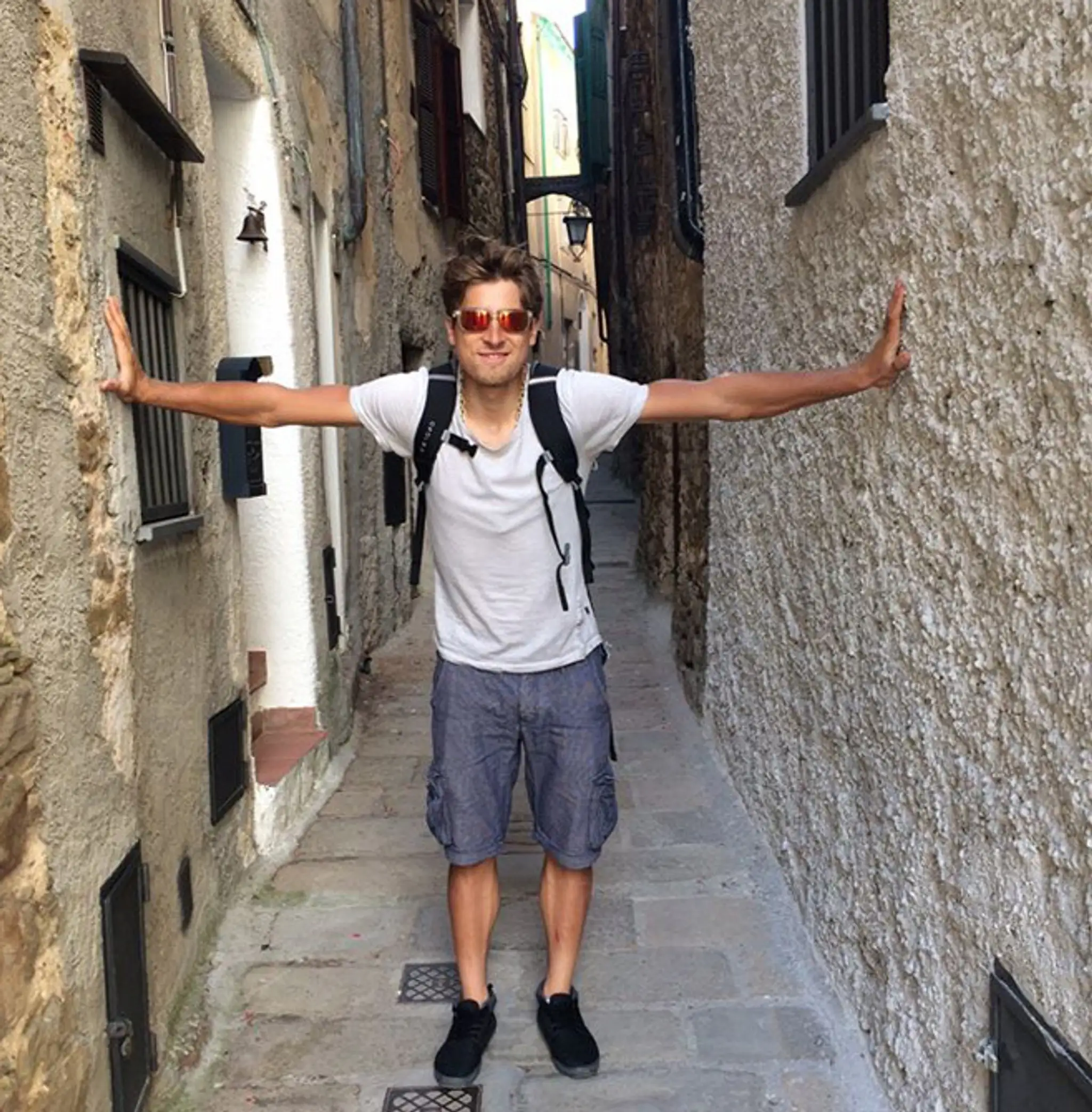 Sagan medzi dvomi stenami.