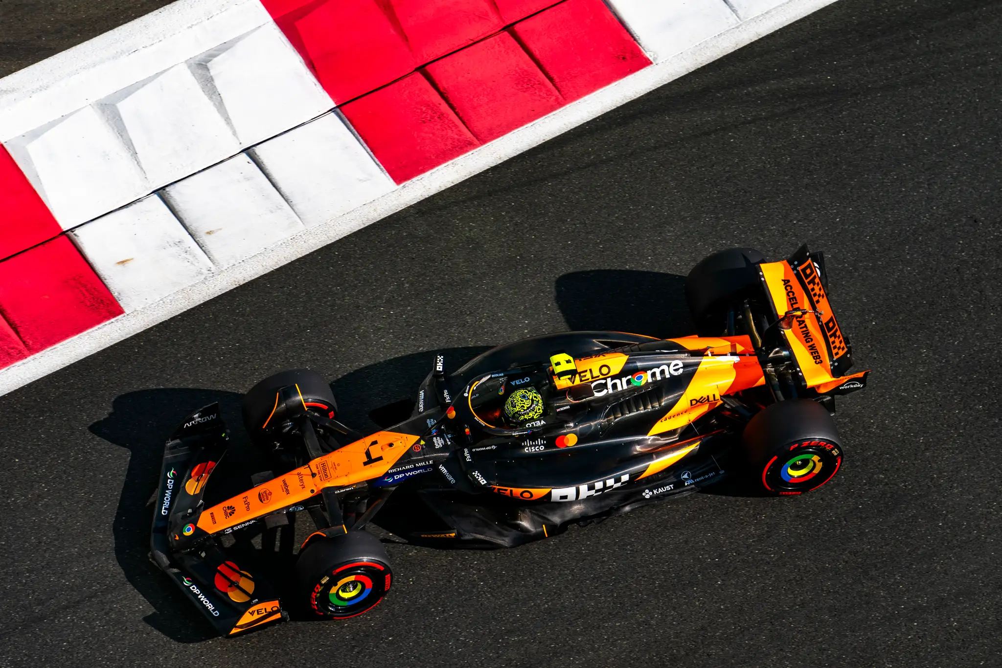 Lando Norris z McLarenu vo svojom monoposte.