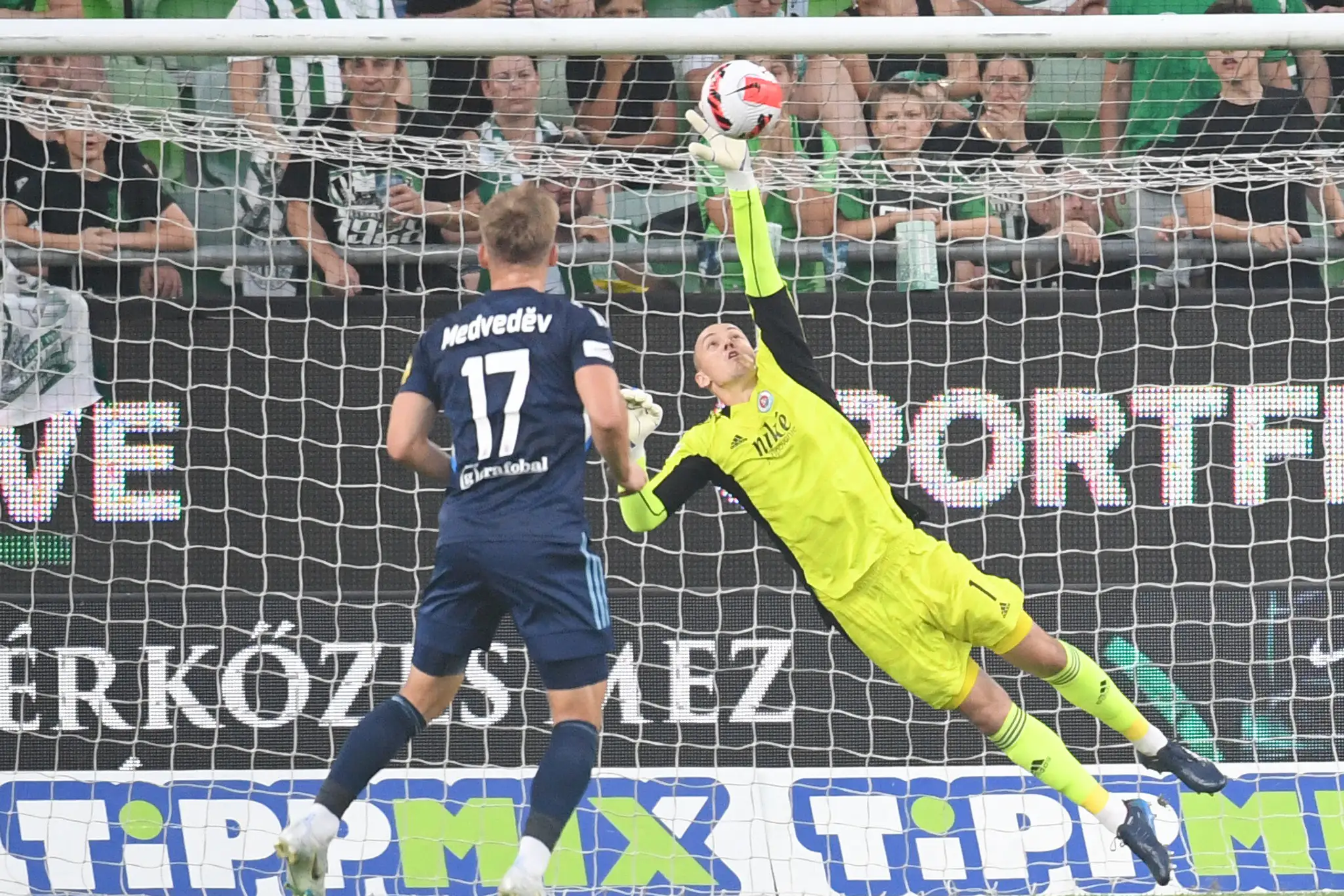 Brankár Slovana Adrián Chovan (vpravo) a jeho spoluhráč Jurij Medveděv počas úvodného zápasu 2. predkola LM na pôde Ferencvárosu.