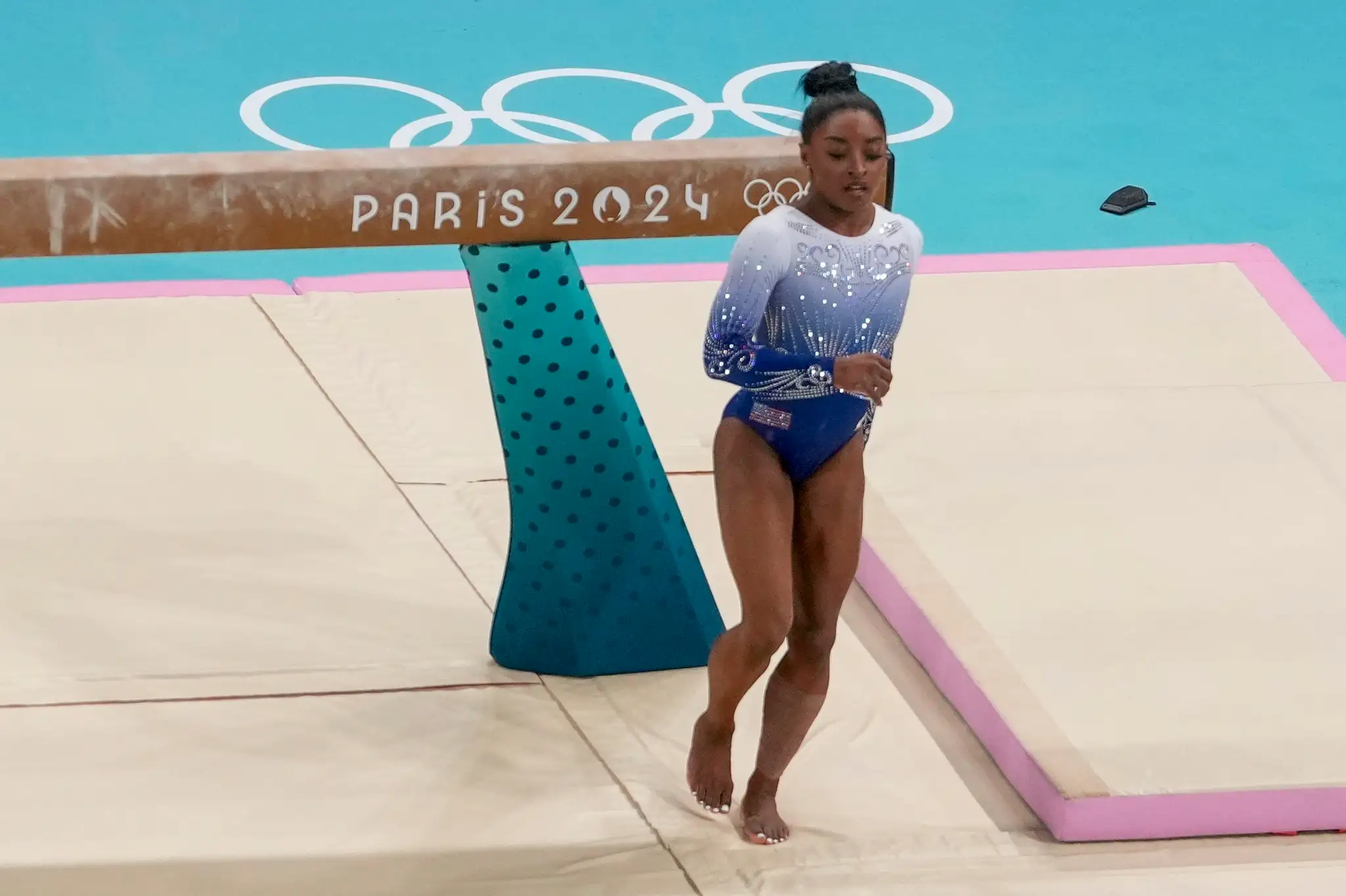 Simone Bilesová spadla počas finále v športovej gymnastike na olympijských hrách 2024 v Paríži.