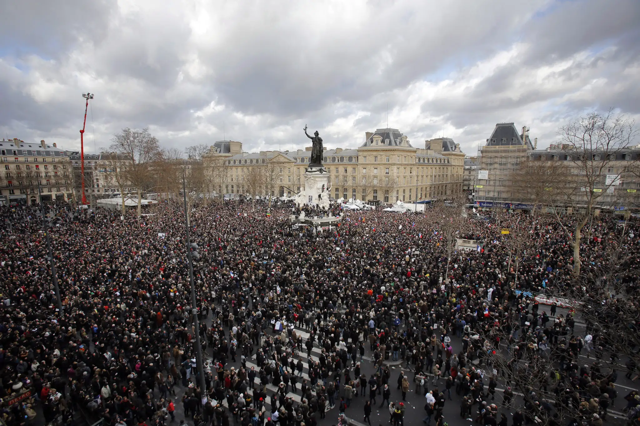 Dav ľudí sa zdromažďuje na Námestí Republiky v Paríži pred celonárodným pochodom úcty pre obete útokov v Paríži a okolí.