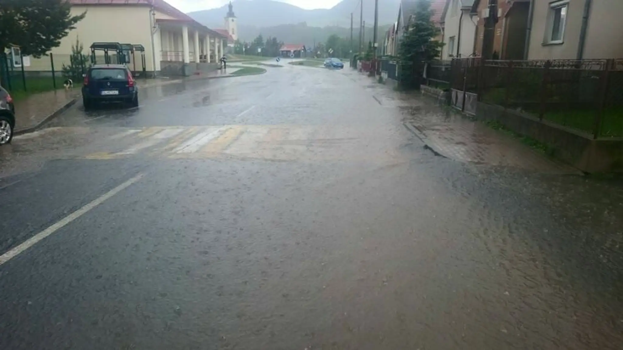 Voda po prietrži mračien v Novej Ľubovni.