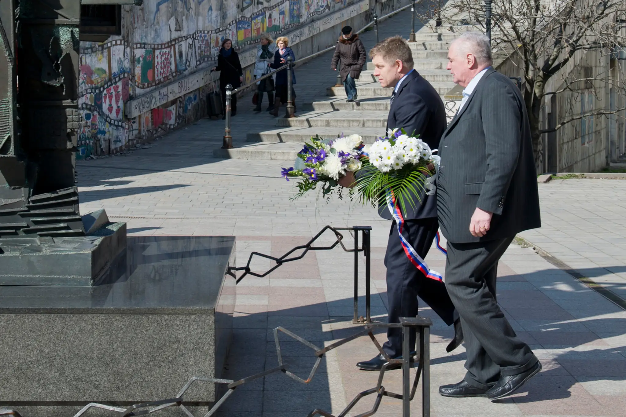 Predseda vlády SR Robert Fico (druhý vpravo) položil na Rybnom námestí v Bratislave veniec k Pamätníku obetiam holokaustu.