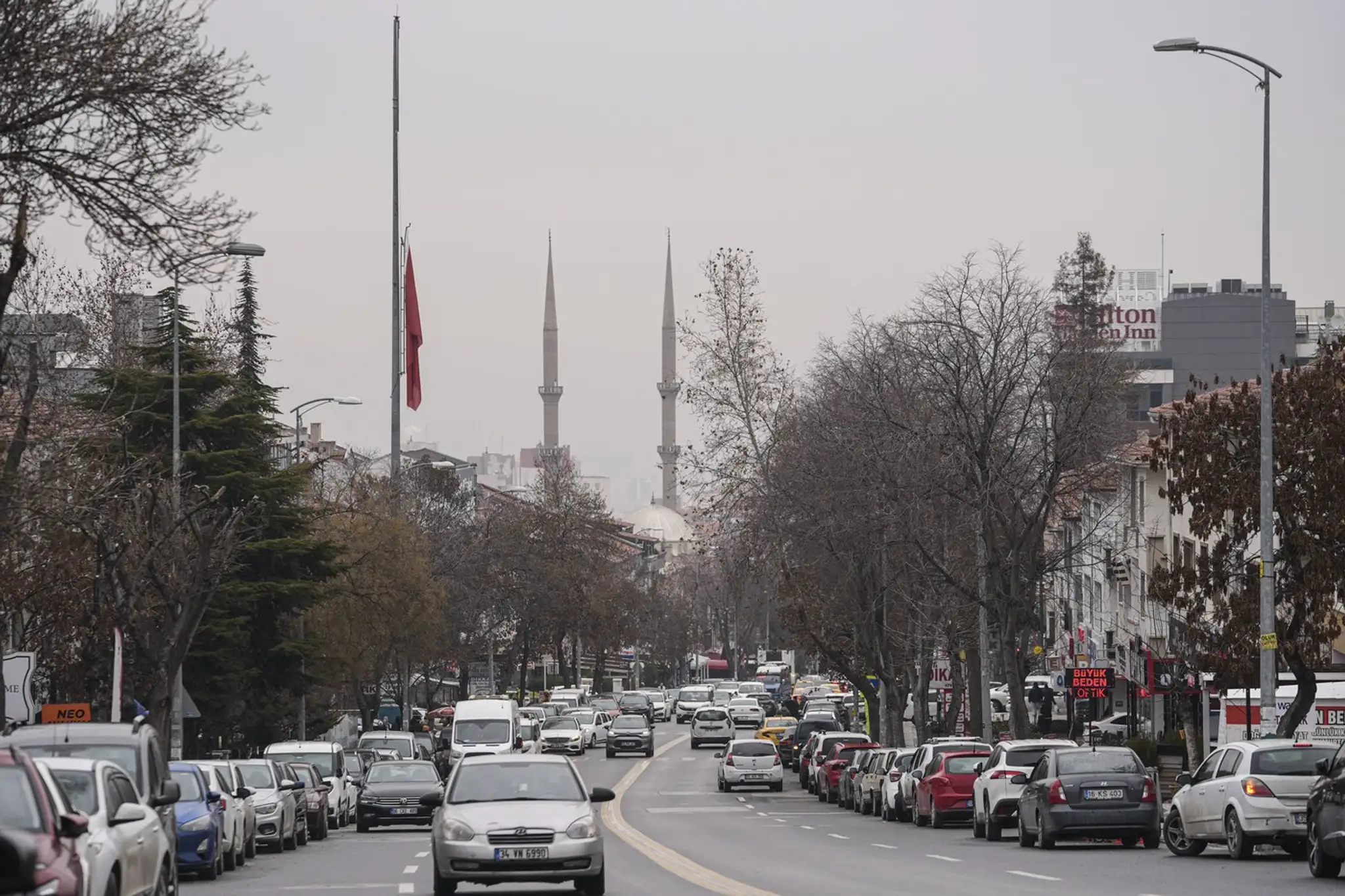 Turecka vlajka spustená na pol žrde v rámci  štátneho smútku po tragickom požiari hotela.