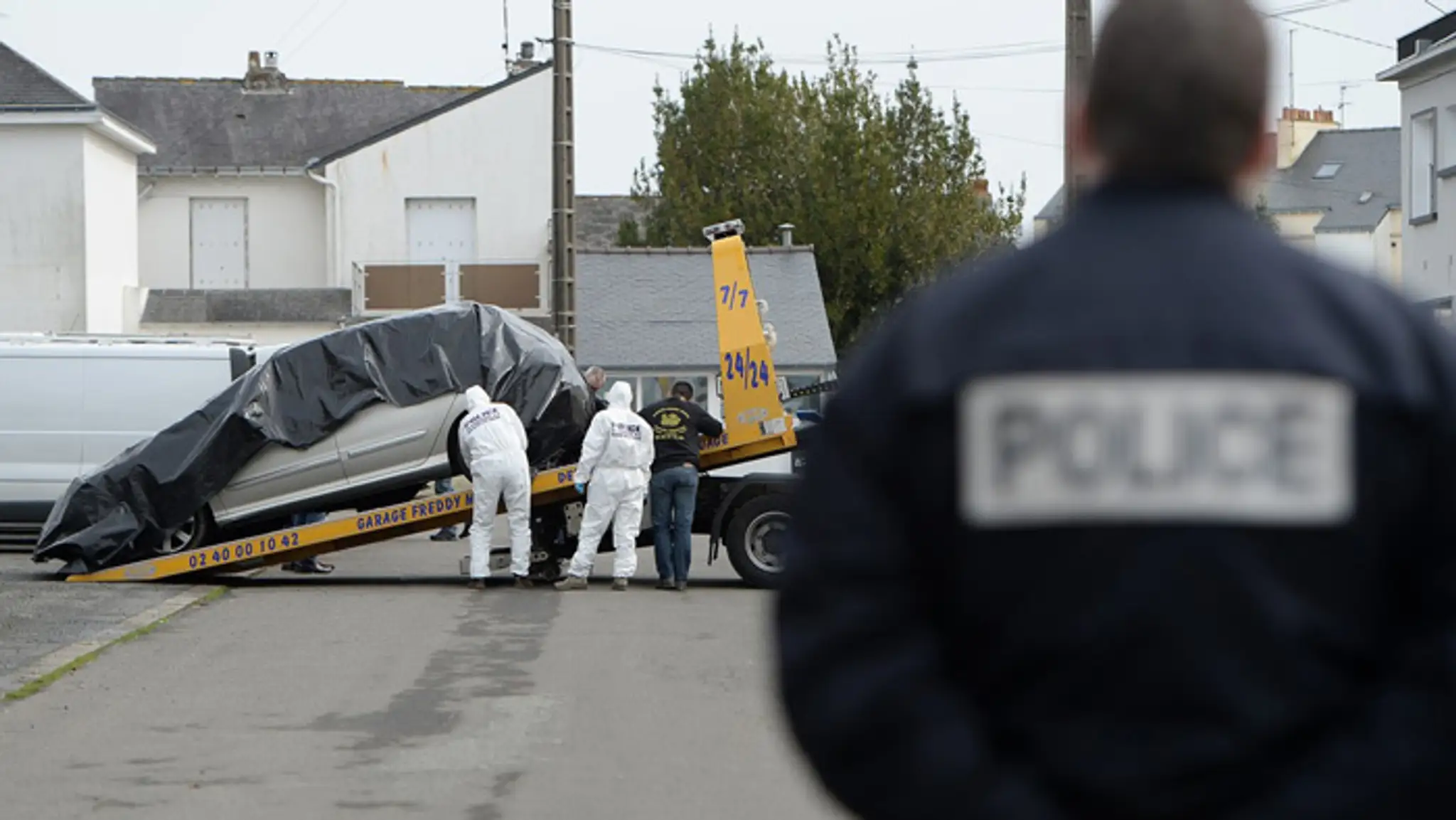 Polícia prehľadáva auto rodiny.