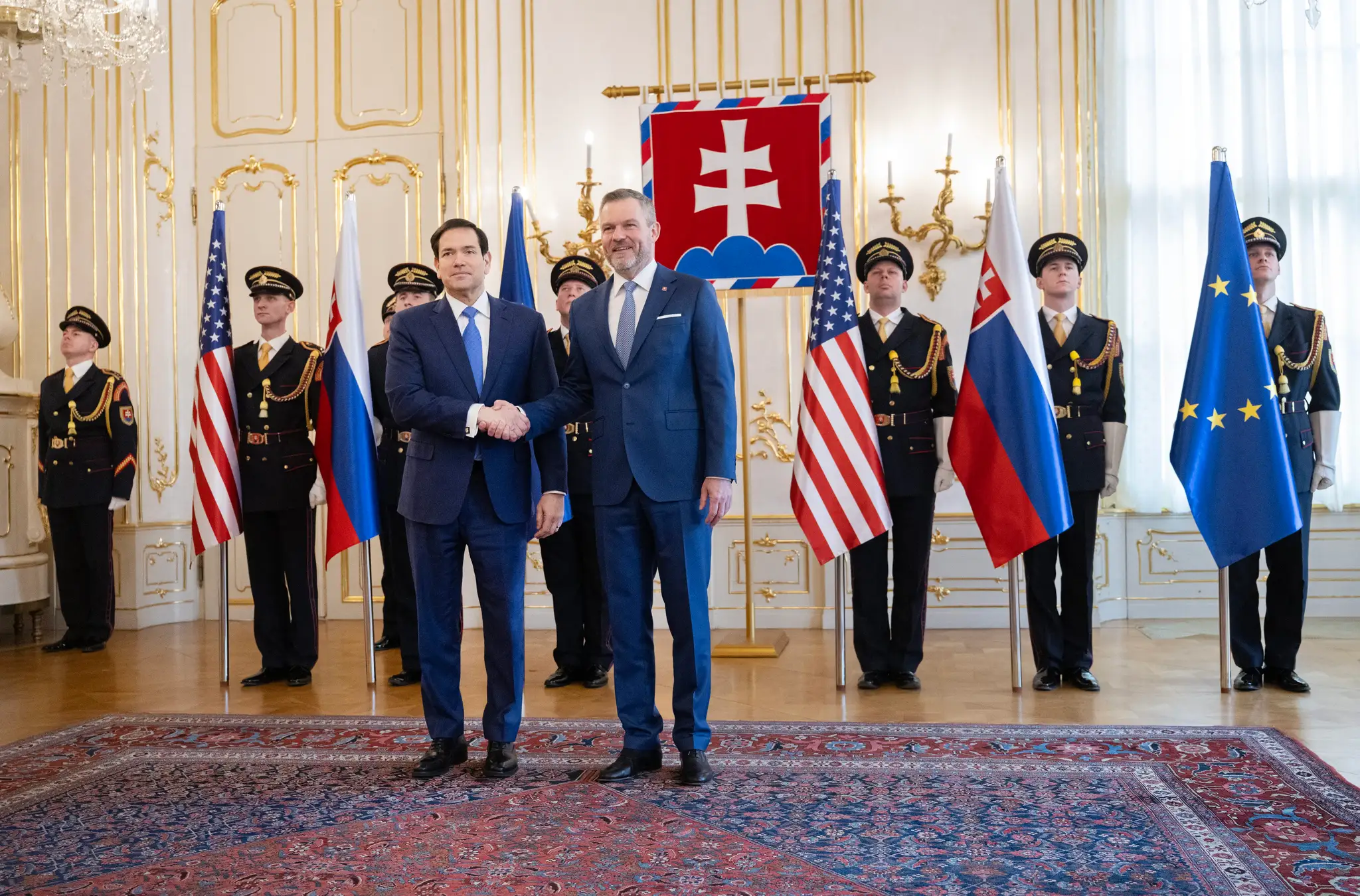 Prezident SR Peter Pellegrini (vpravo) a americký minister zahraničných vecí Marco Rubio (vľavo) počas prijatia v Prezidentskom paláci