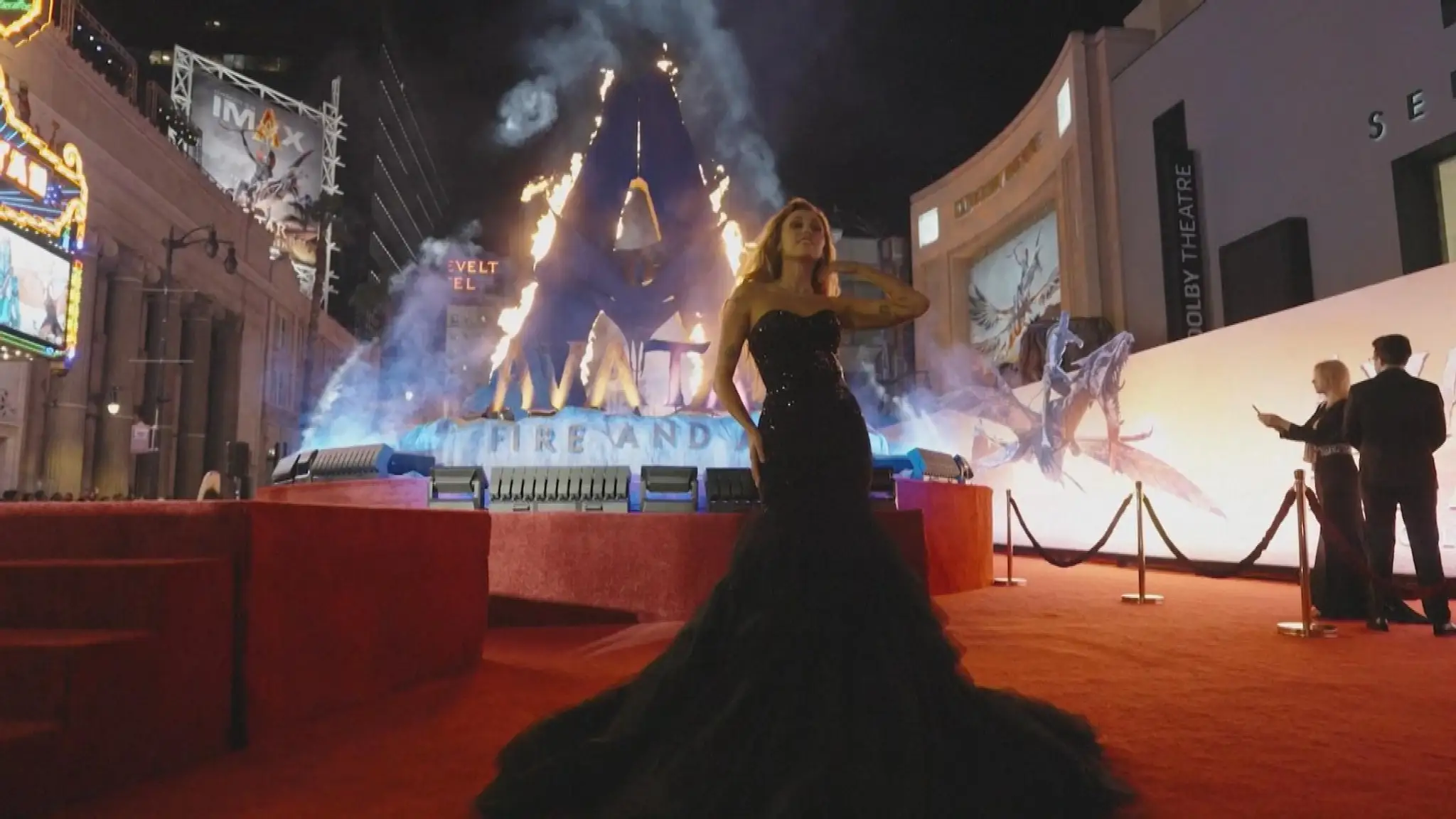 Miley Cyrus na premiére filmu Avatar: Oheň a popol