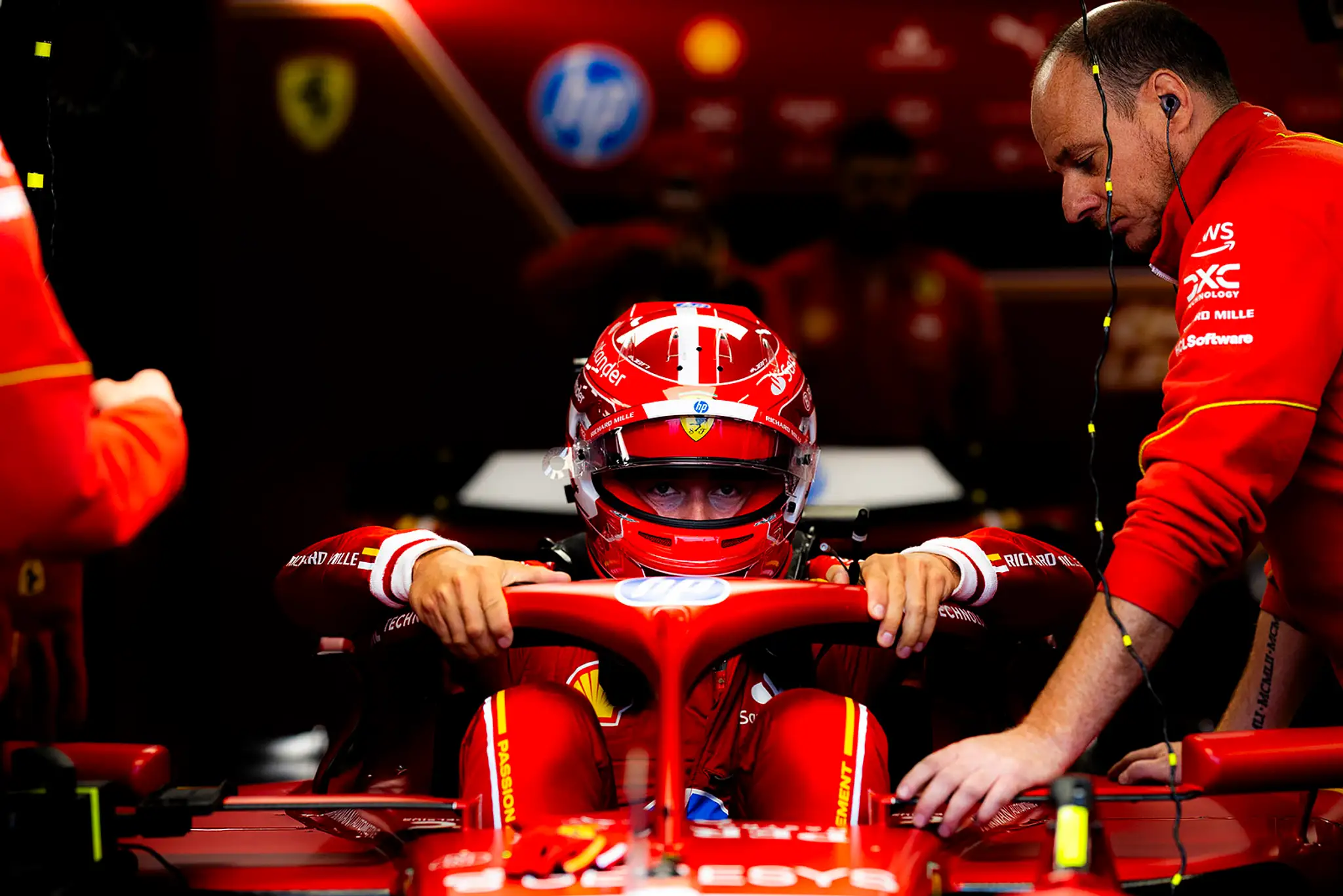 Charles Leclerc vstupuje do svojho monopostu.