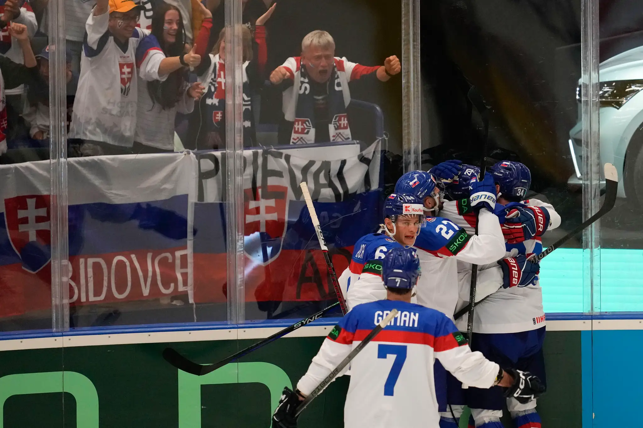 Radosť slovenských hokejistov po góle Petra Cehlárika proti Lotyšsku