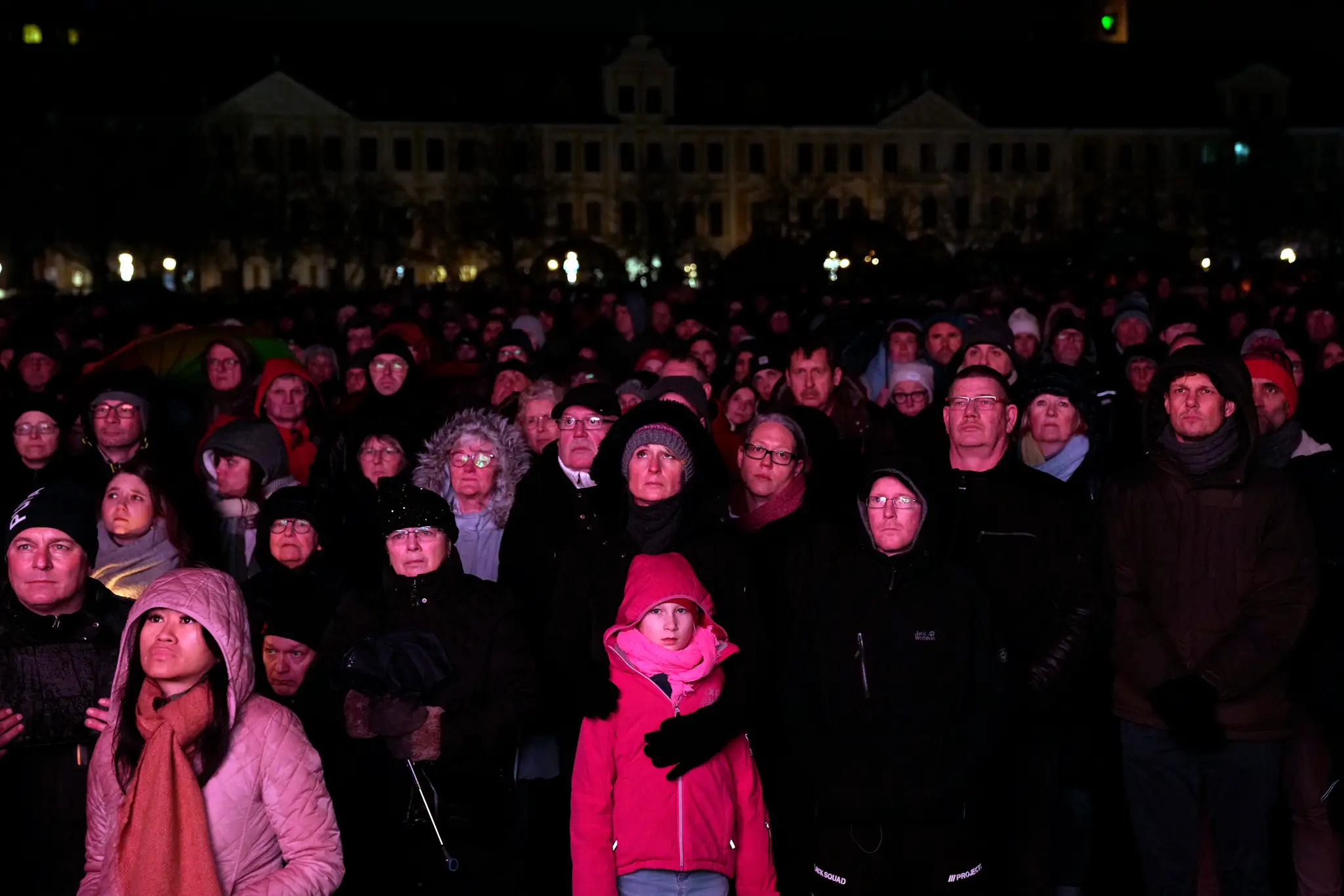 Ľudia stoja pred katedrálou v Magdeburgu počas bohoslužby.