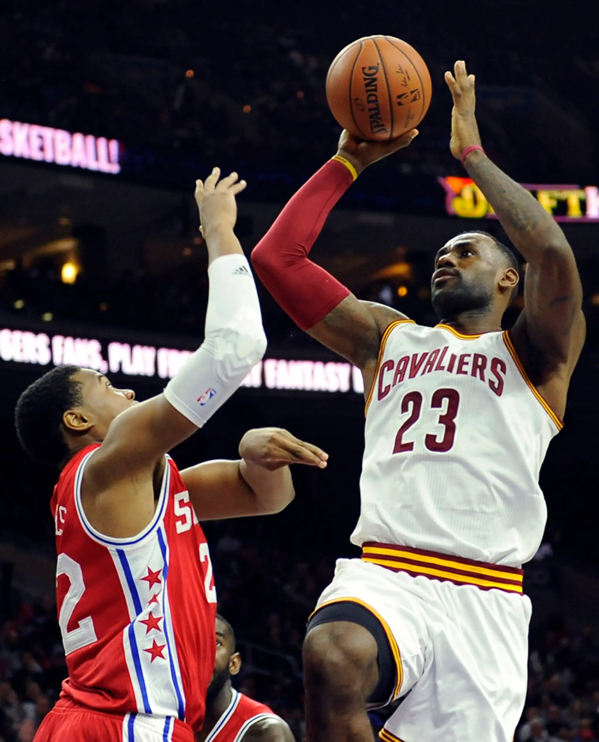 Na snímke vpravo hráč Clevelandu LeBron James, vľavo hráč Filadelfie Richaun Holmes.