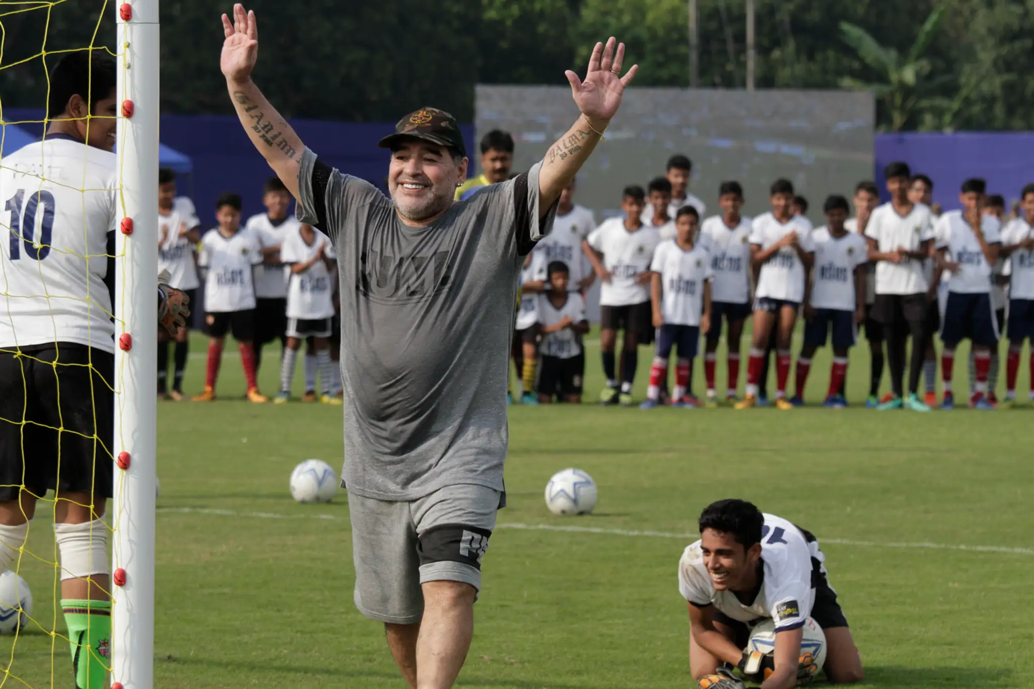 Diego Maradona na stretnutí s novinármi po prichode do Neapola v júli 2017.