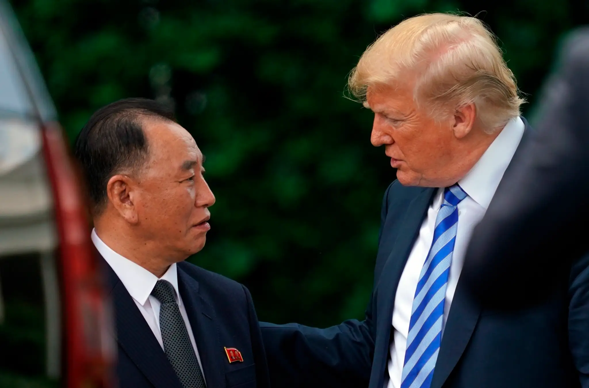 Americký prezident Donald Trump (vpravo) a severokorejský vyslanec Kim Jong-čchol.