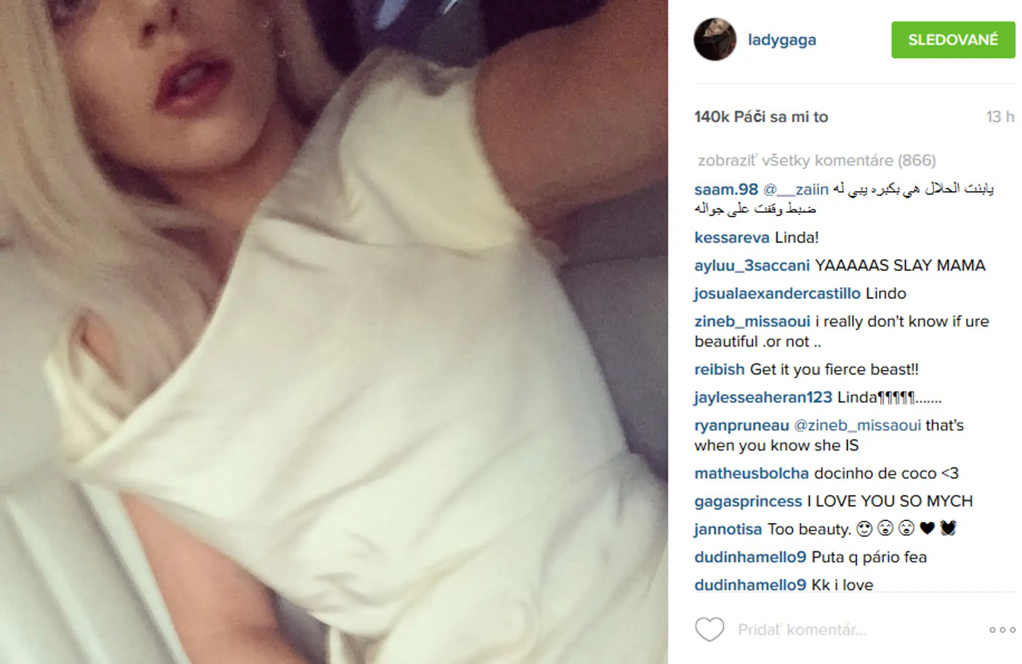 Lady Gaga ako nežná žena v bielych šatách.