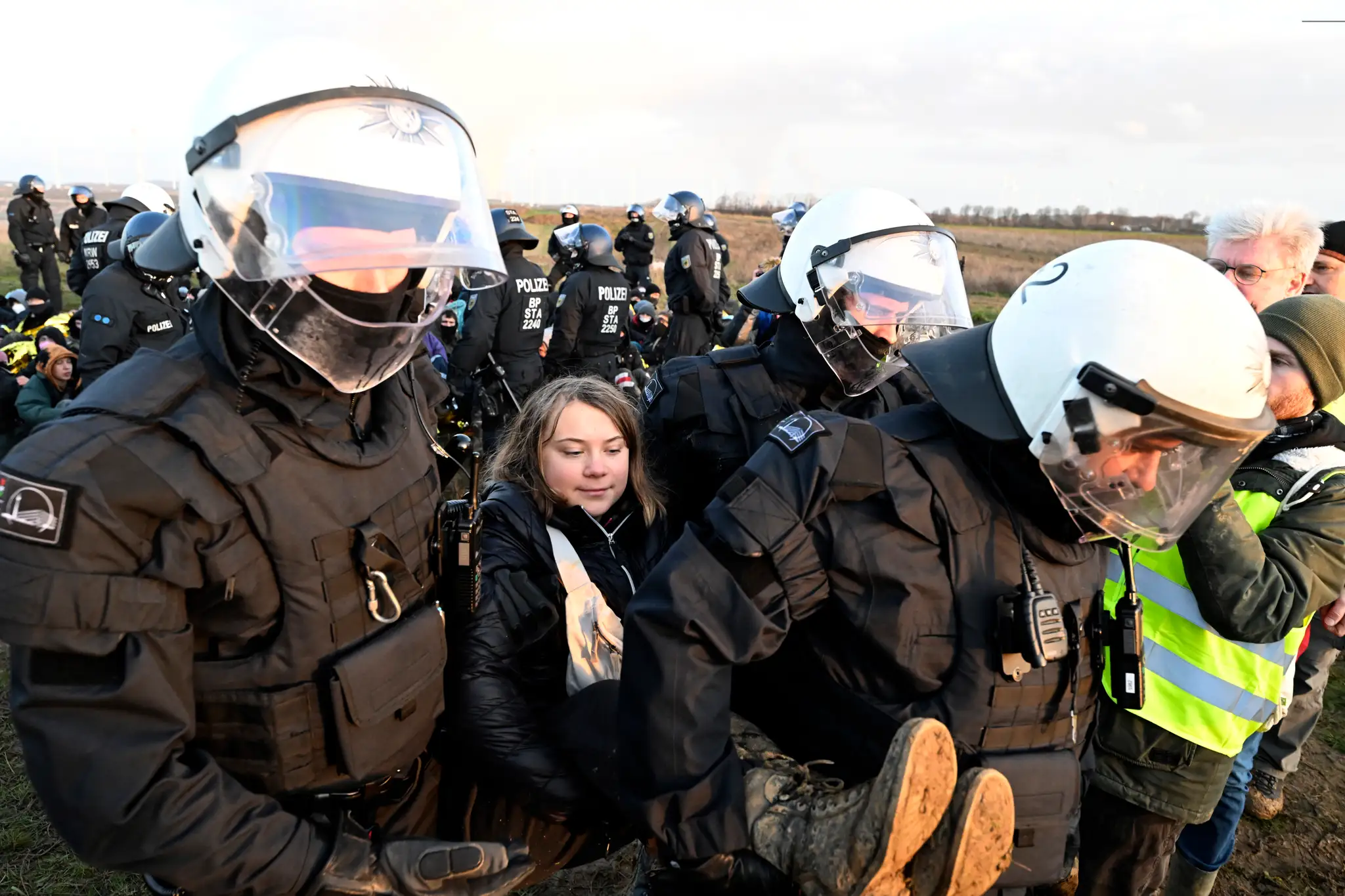 Policajti vyniesli z obce Lützerath klimatickú aktivistku Gretu Thunbergovú počas protestu proti rozšíreniu bane.