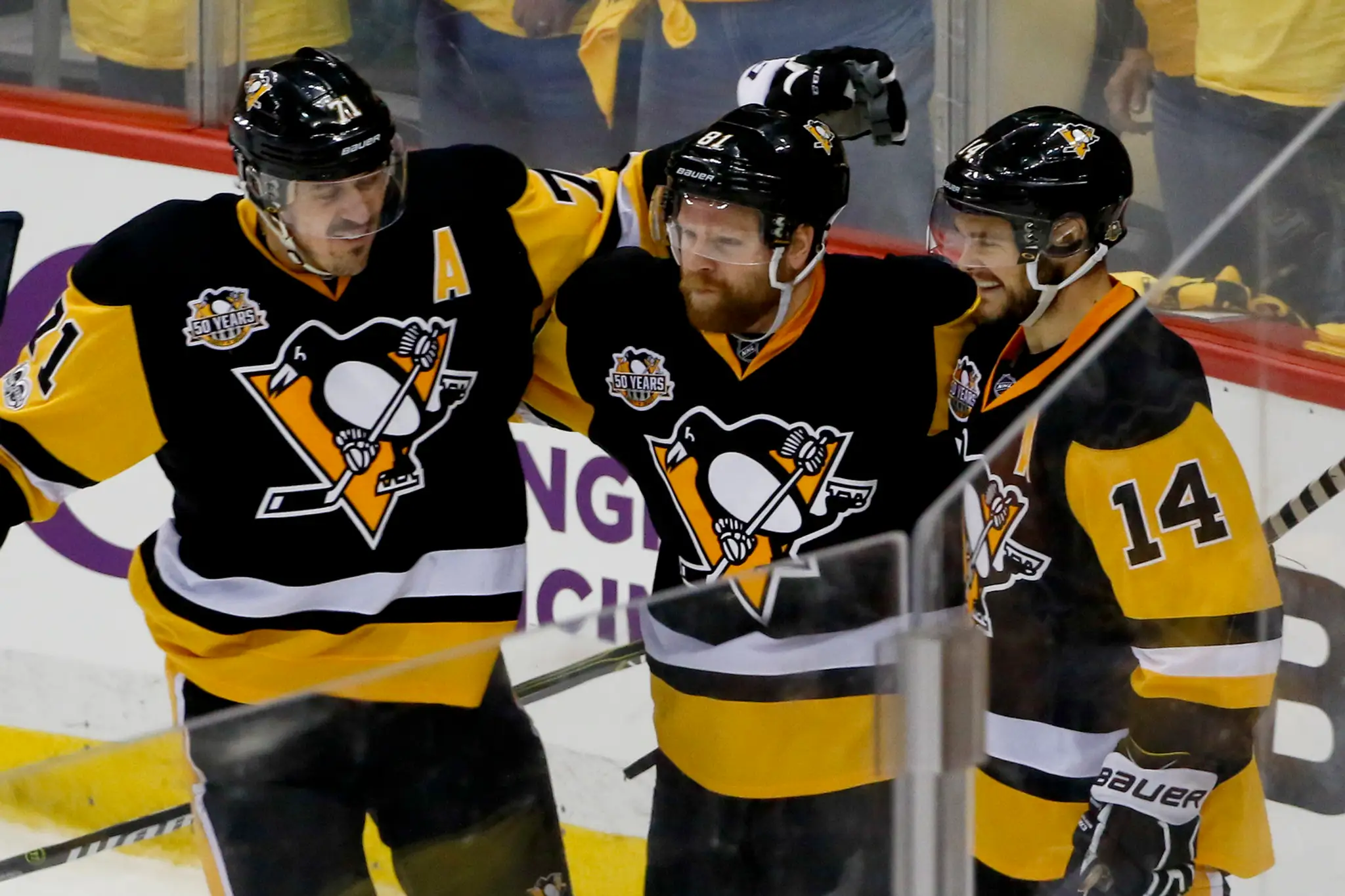 Útočník Pittsburghu Phil Kessel (v strede) oslavuje s Jevgenijom Malkinom (vľavo) a Chrisom Kunitzom (vpravo) svoj gól.